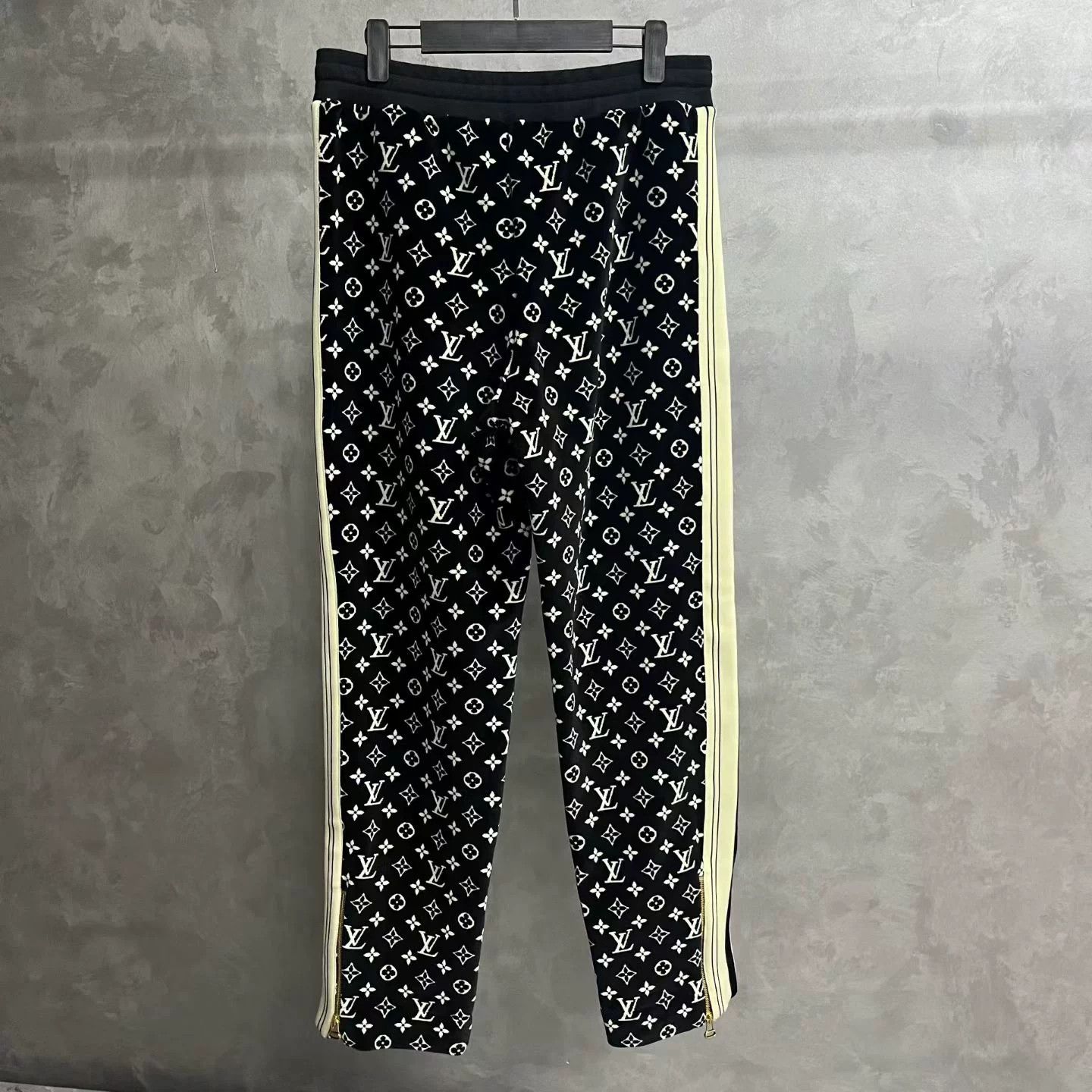 Louis Vuitton Louis Vuitton Black T-Shirt M Women Size M / US 6-8 / IT 42-44 - 5 Thumbnail