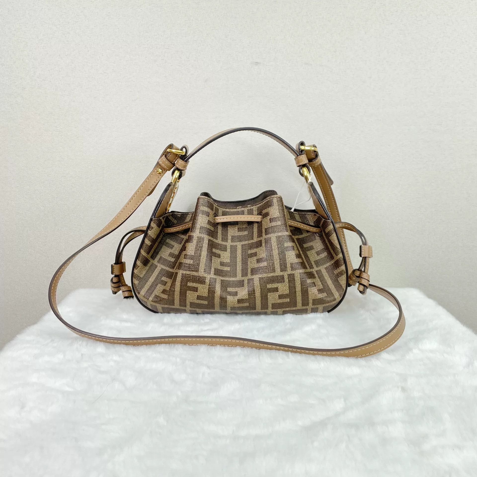 Fendi Pre-loved Bag Very good condition Size ONE SIZE - 2 Thumbnail
