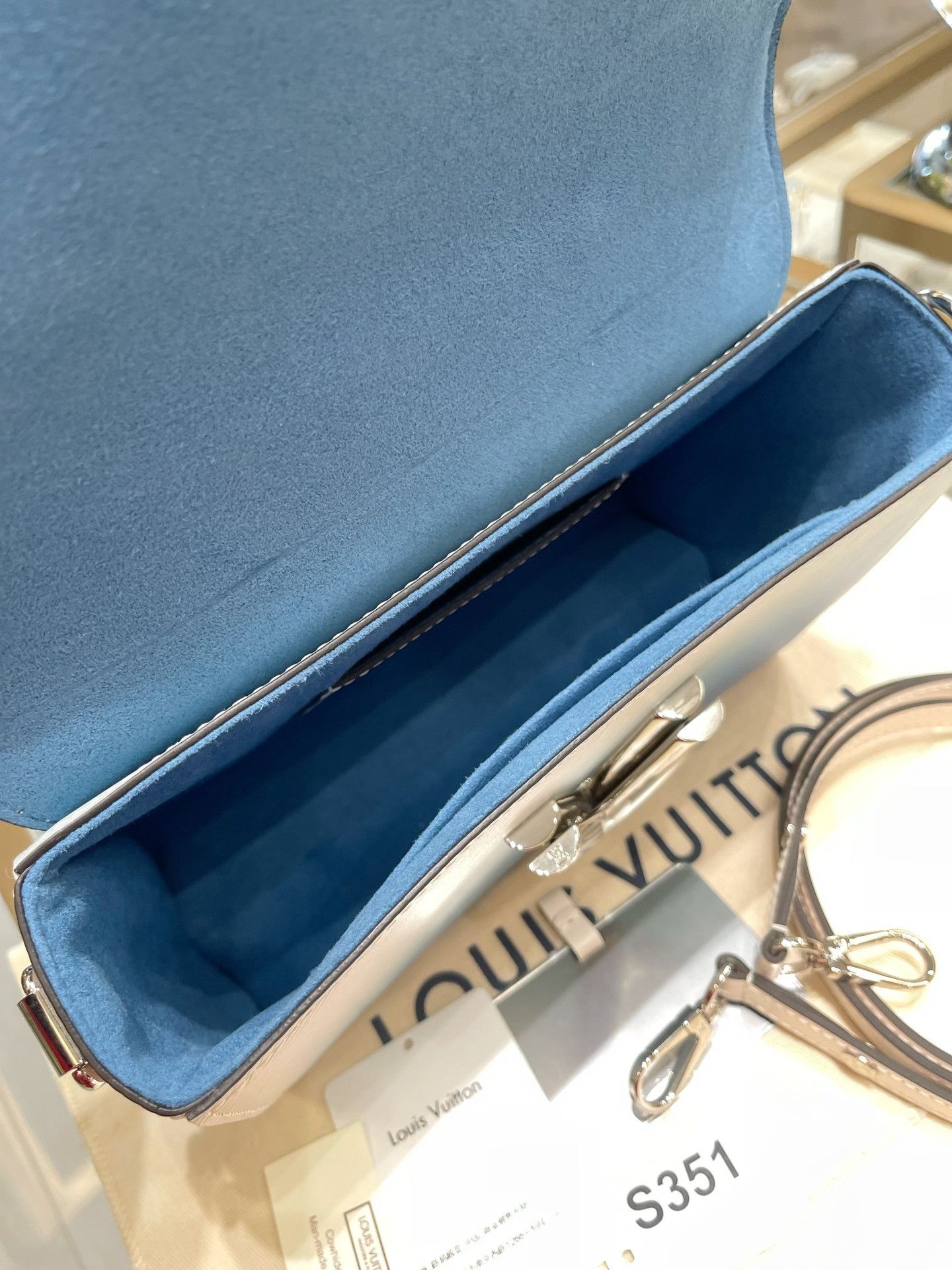 Louis Vuitton Pre-loved Bag Very good condition Size ONE SIZE - 8 Thumbnail