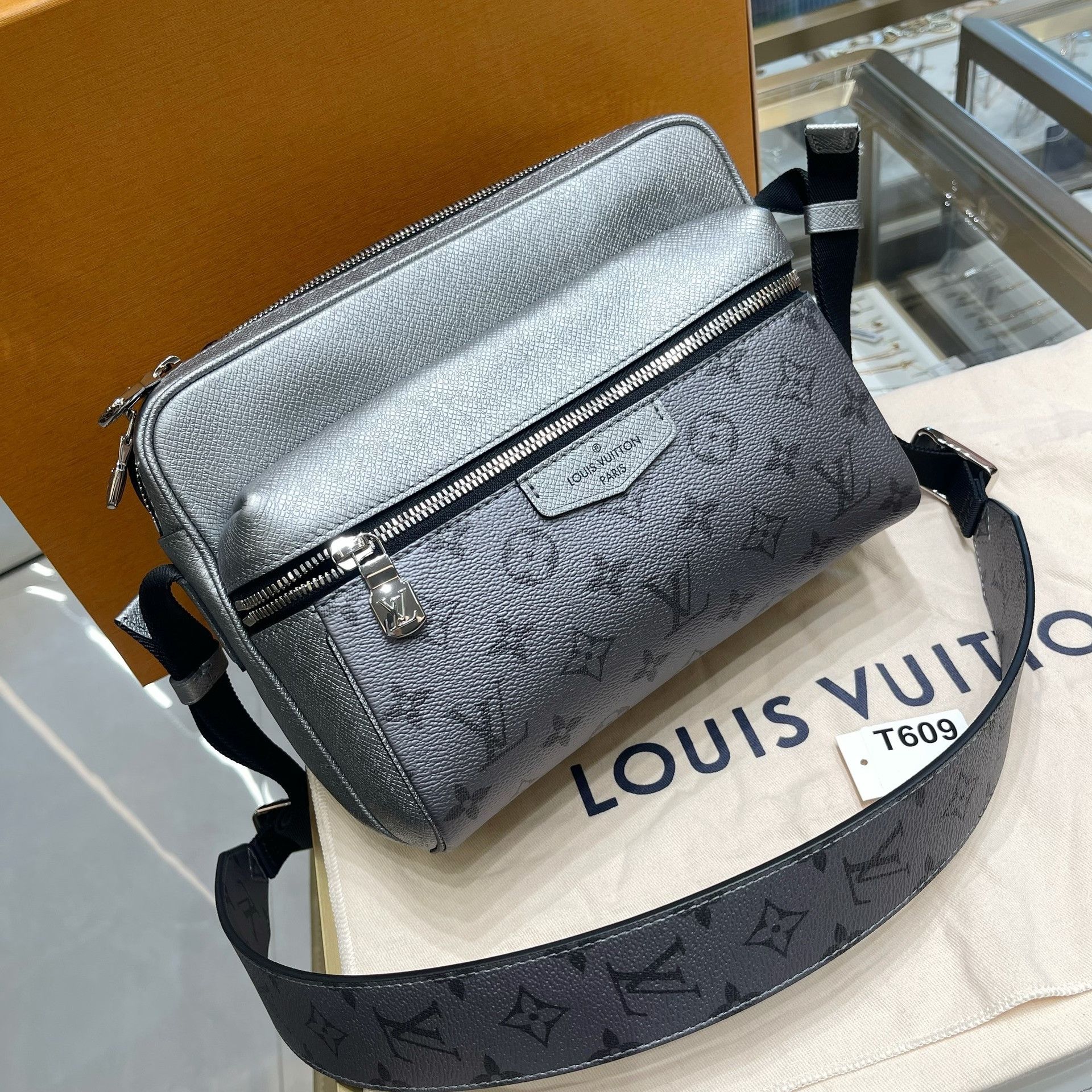 Louis Vuitton Pre-loved Bag Very good condition Size ONE SIZE - 3 Thumbnail