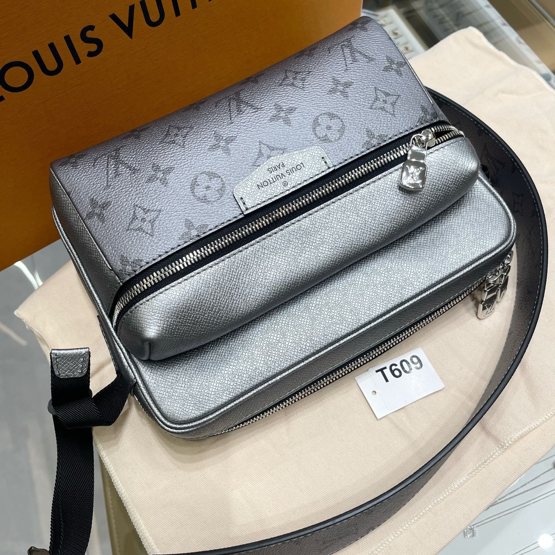 Louis Vuitton Pre-loved Bag Very good condition Size ONE SIZE - 7 Thumbnail