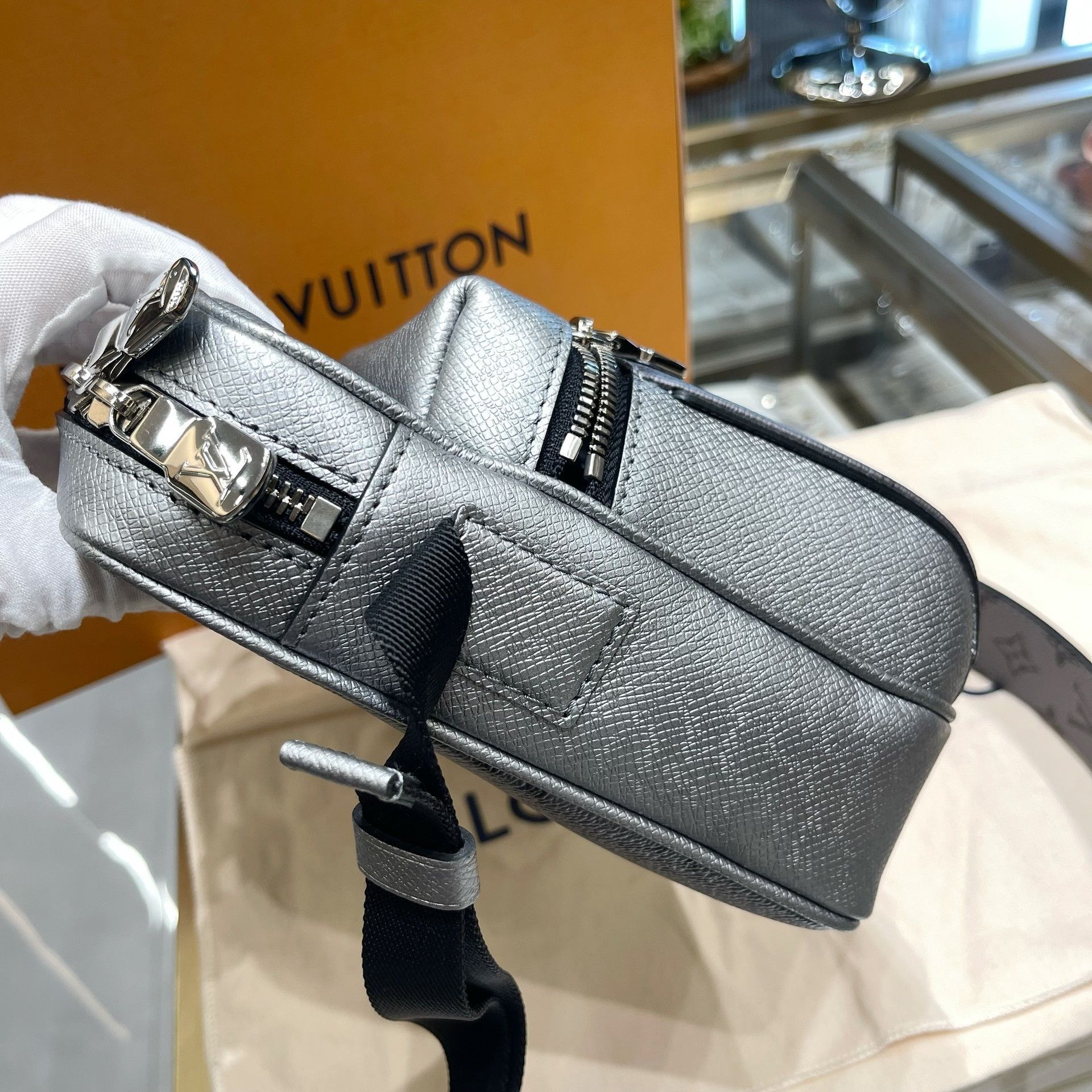 Louis Vuitton Pre-loved Bag Very good condition Size ONE SIZE - 4 Thumbnail