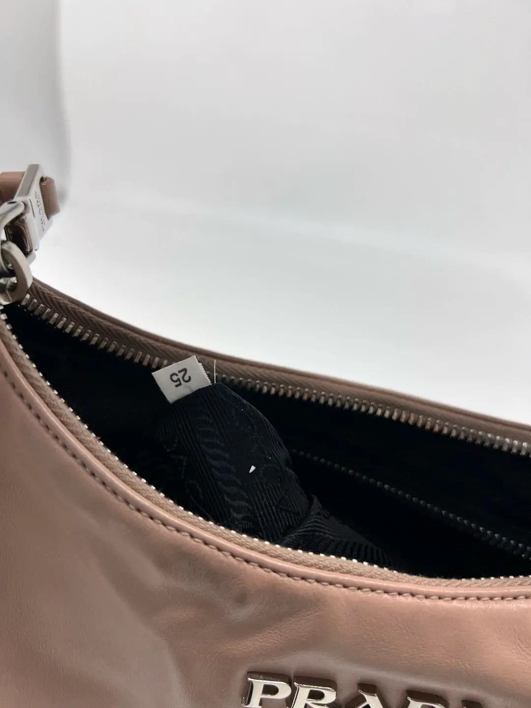 Prada Pre-loved Bag Very good condition Size ONE SIZE - 8 Thumbnail