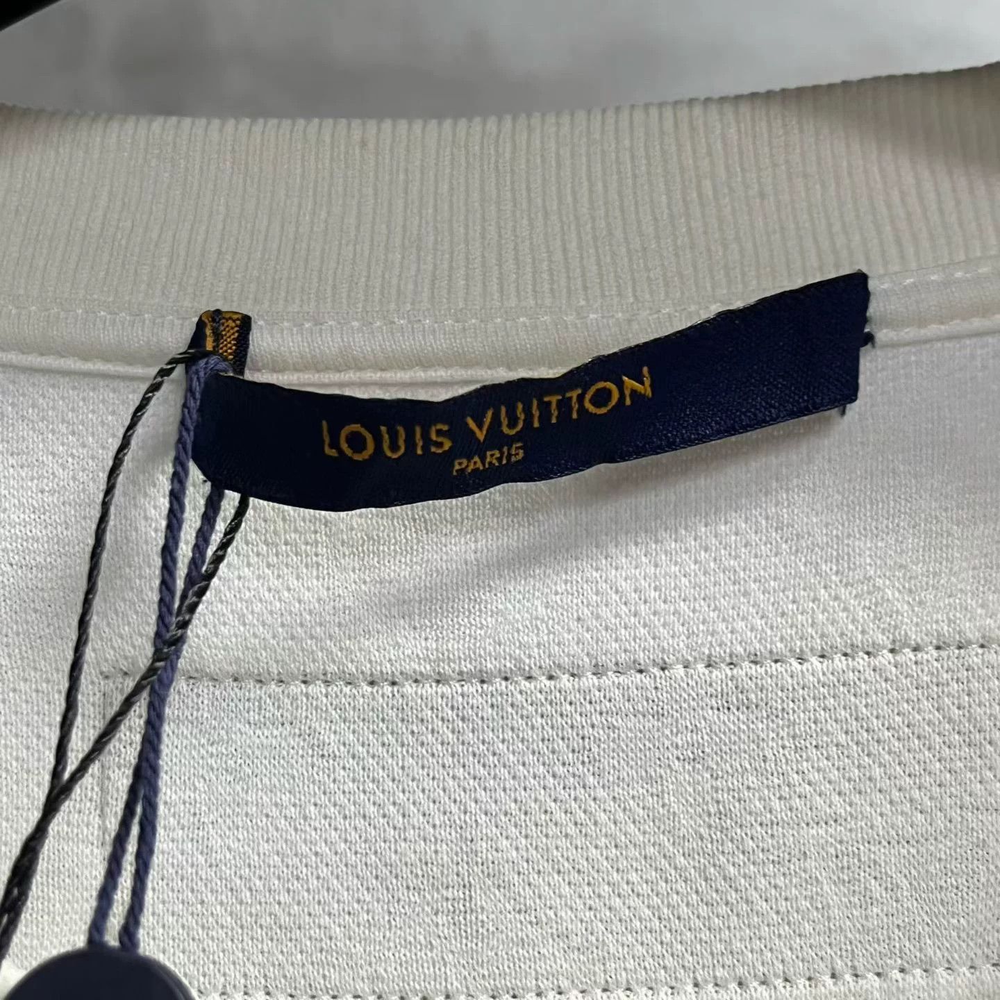 Louis Vuitton Louis Vuitton Printed Graphic White T-Shirt L Women Size L / US 10 / IT 46 - 2 Thumbnail