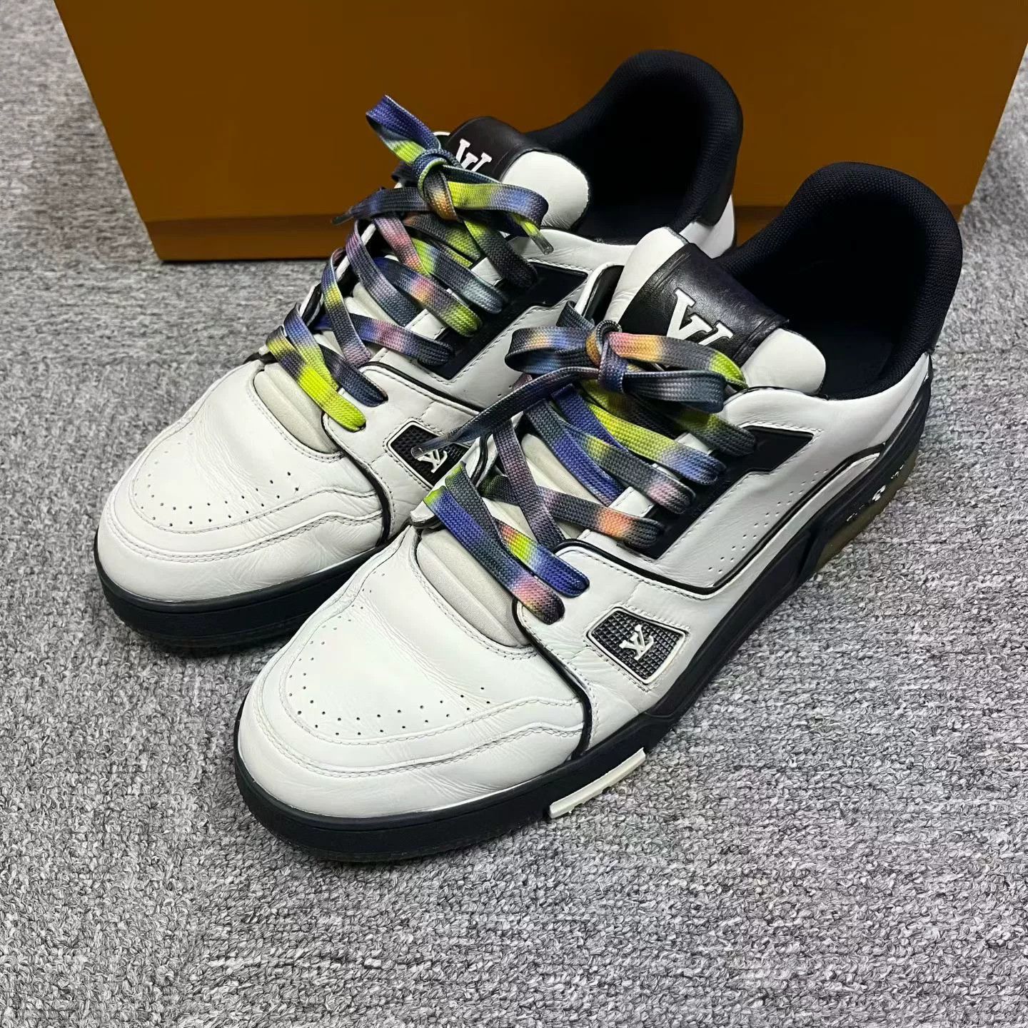 Louis Vuitton Louis Vuitton Leather White Lowtop Sneakers 8 Women Size US 8 / IT 38 - 2 Thumbnail
