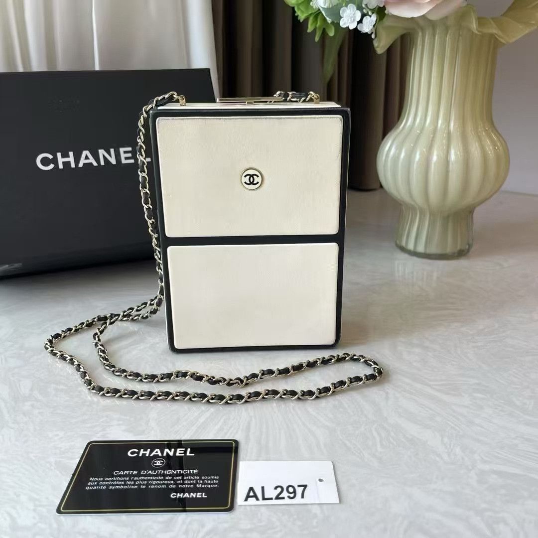 Chanel Pre-loved Bag Very good condition Size ONE SIZE - 5 Thumbnail