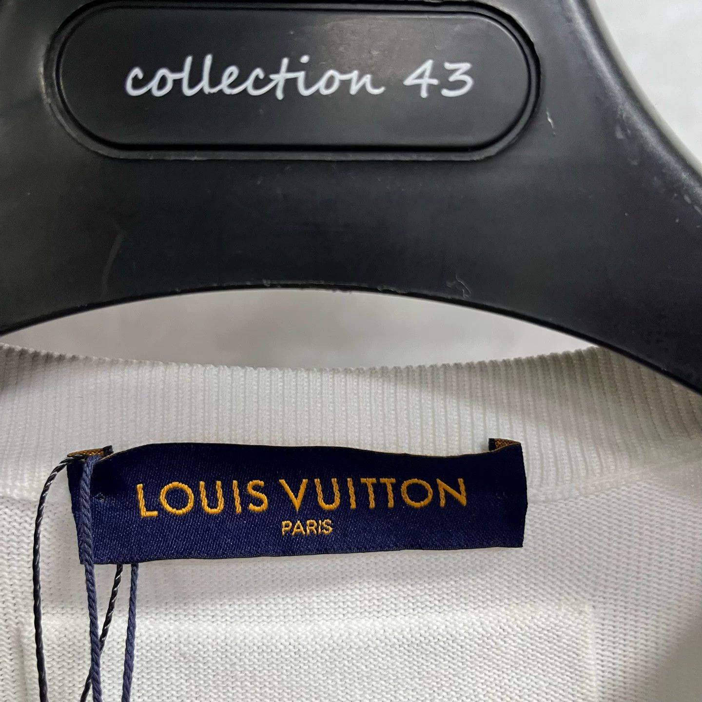Louis Vuitton Louis Vuitton Printed Graphic White T-Shirt S Women Size S / US 4 / IT 40 - 2 Thumbnail