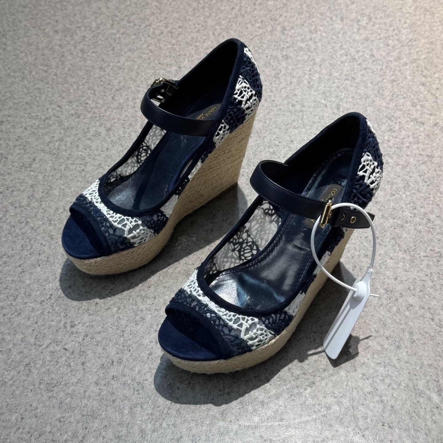 Louis Vuitton Louis Vuitton Metallic Gold Sandals us_6 Women Size US 6 / IT 36 - 5 Thumbnail