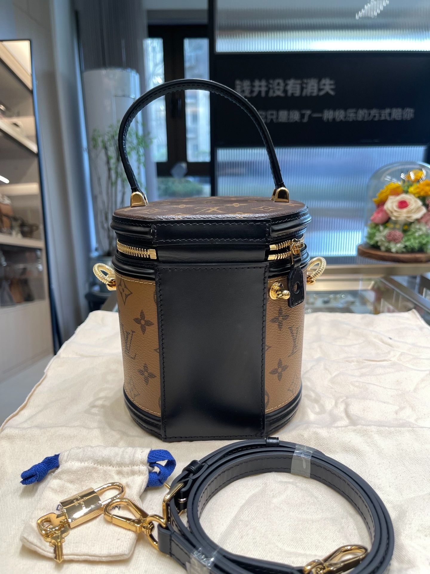 Louis Vuitton Pre-loved Bag Very good condition Size ONE SIZE - 4 Thumbnail