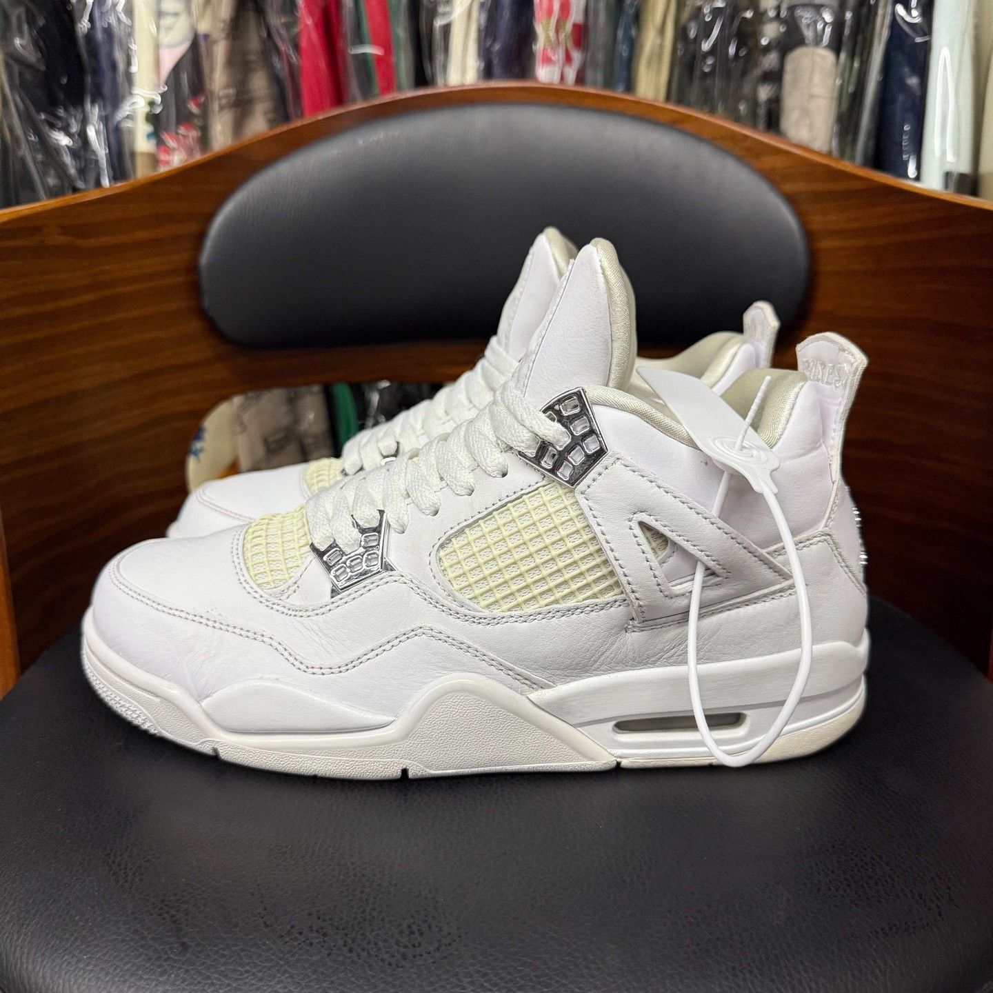 Nike Nike AJ4 White Lowtop Sneakers 8 Men Size US 8 / EU 41 - 6 Thumbnail