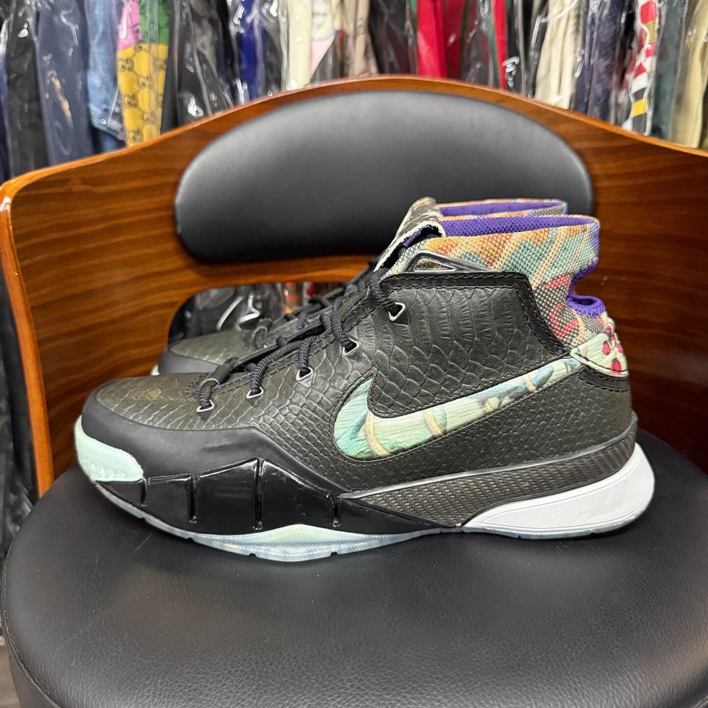 Nike Nike KOBE1 Lowtop Sneakers 9.5 Men Size US 9.5 / EU 42-43 - 6 Thumbnail