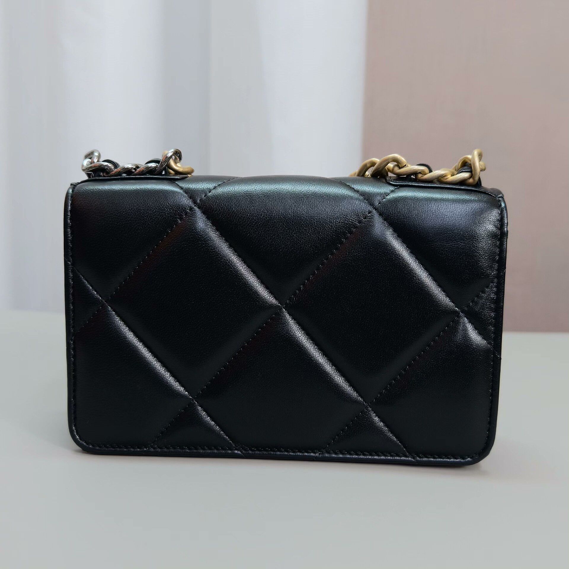 Chanel Pre-loved Bag Very good condition Size ONE SIZE - 2 Thumbnail