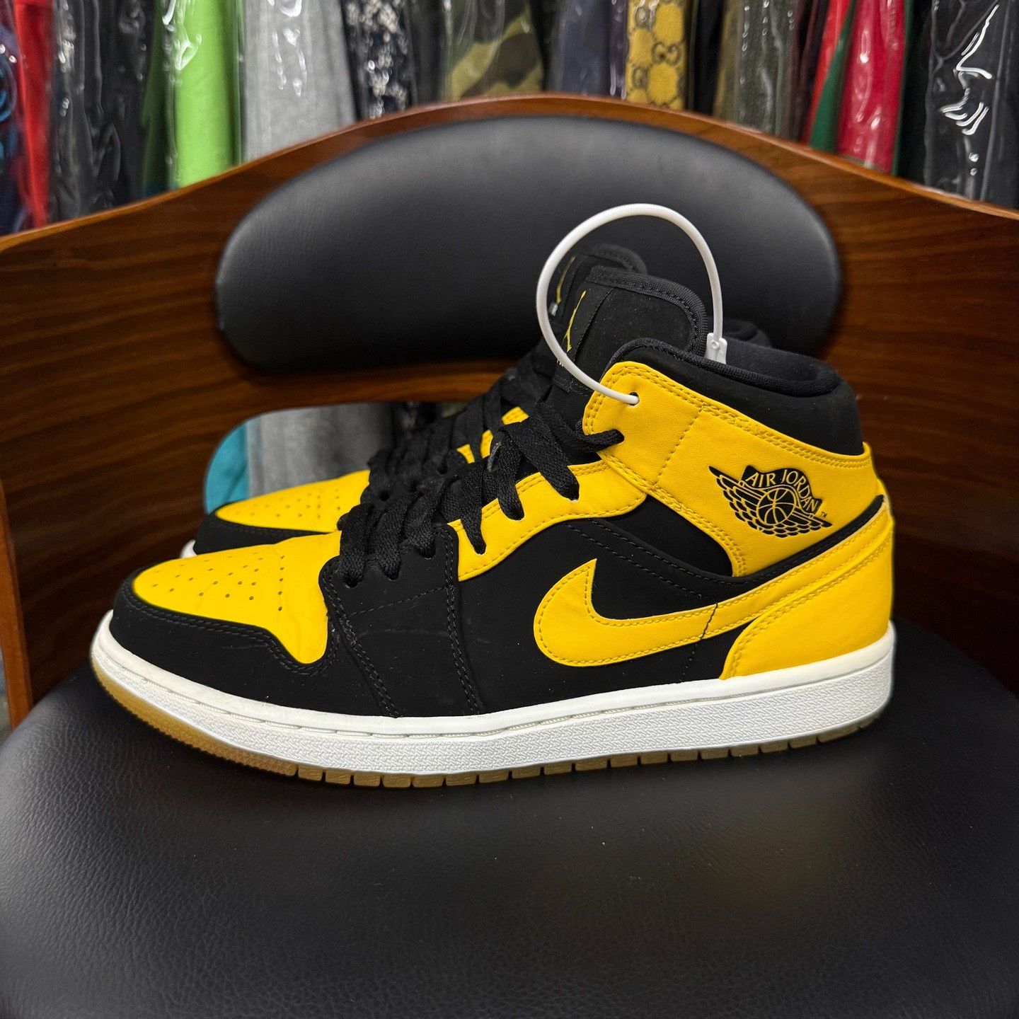 Nike Nike AJ1 Yellow Lowtop Sneakers 10 Men Size US 10 / EU 43 - 6 Thumbnail