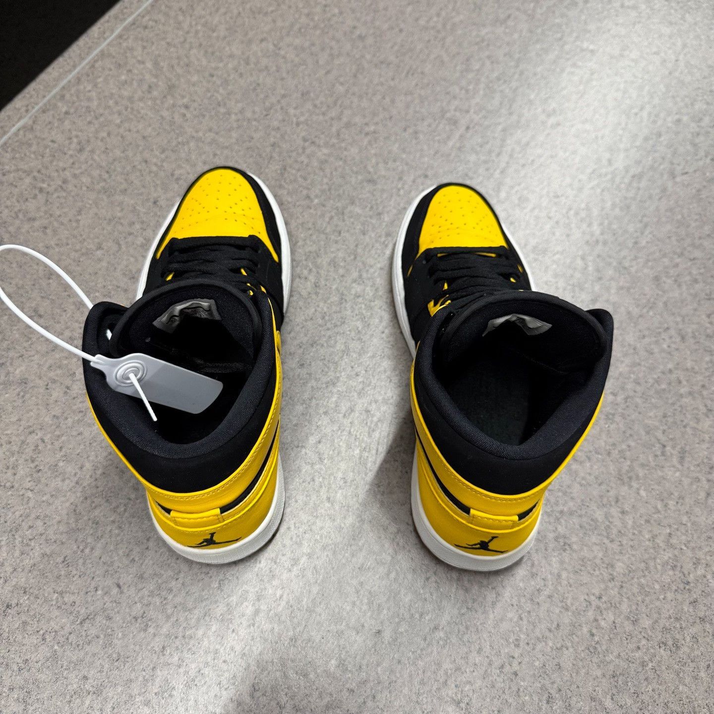 Nike Nike AJ1 Yellow Lowtop Sneakers 10 Men Size US 10 / EU 43 - 8 Thumbnail