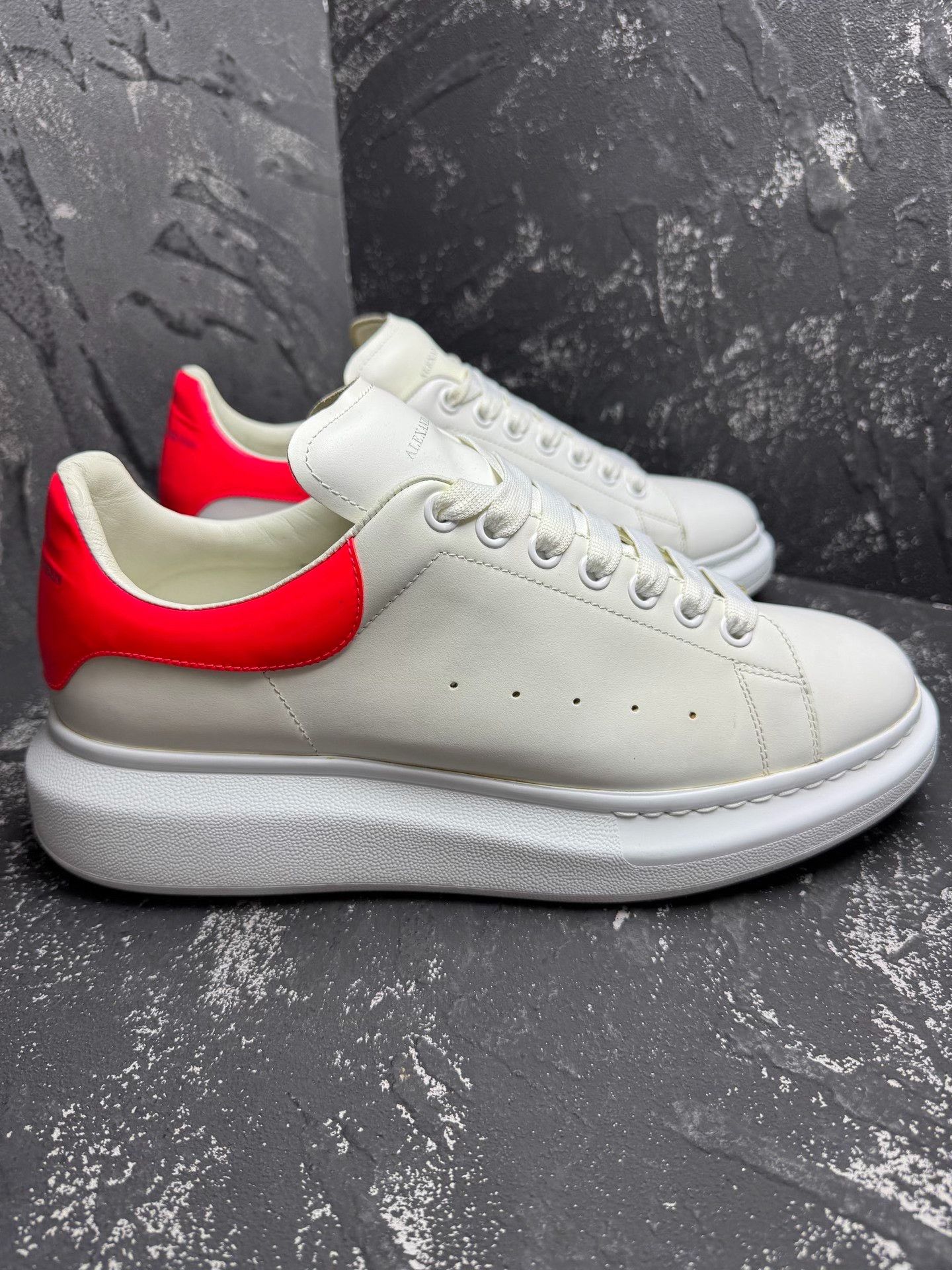 Alexander McQueen Alexander McQueen Pink Lowtop Sneakers 10.5 Men Size US 10.5 / EU 43-44 - 4 Thumbnail