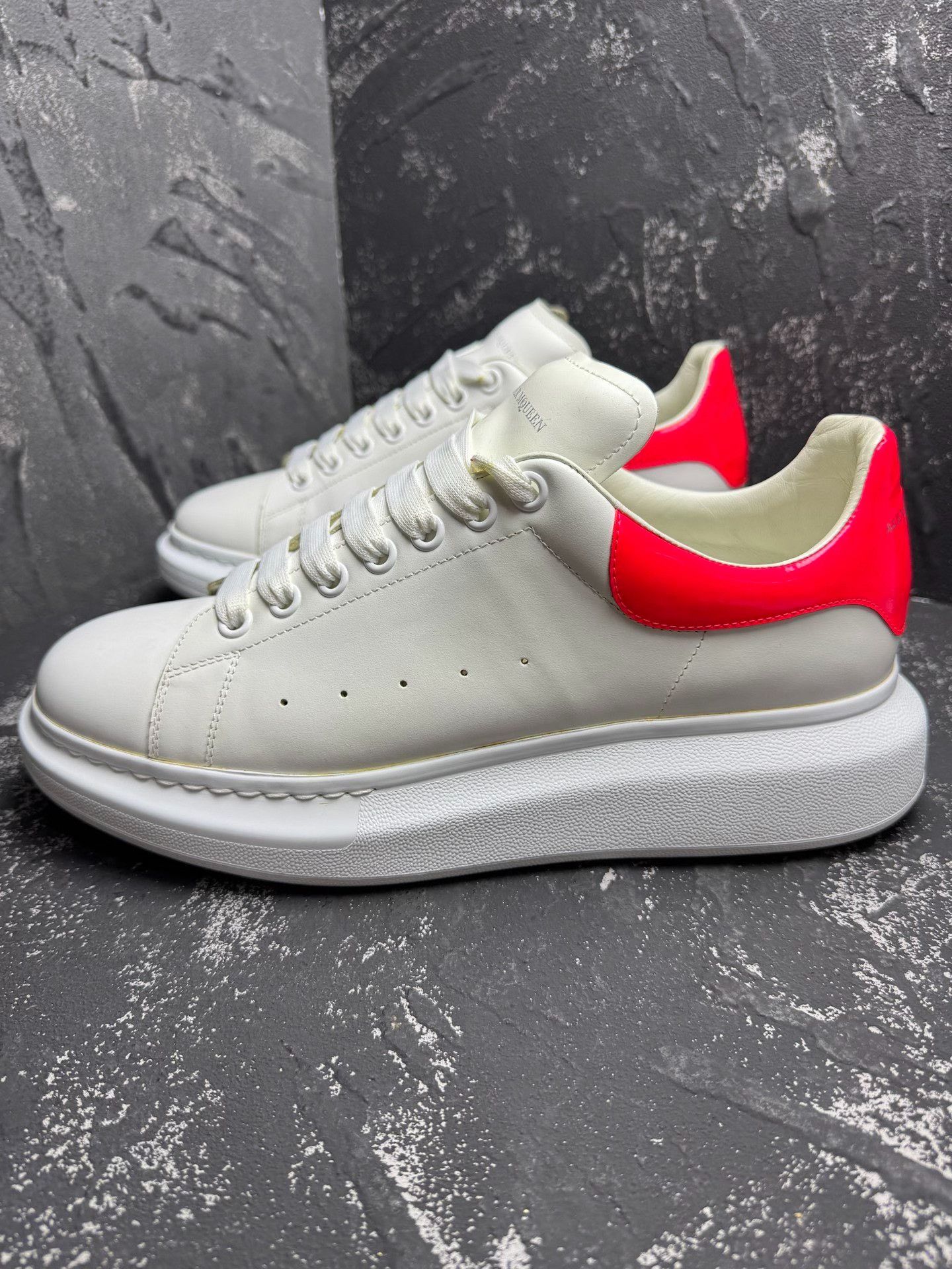Alexander McQueen Alexander McQueen Pink Lowtop Sneakers 10.5 Men Size US 10.5 / EU 43-44 - 2 Thumbnail