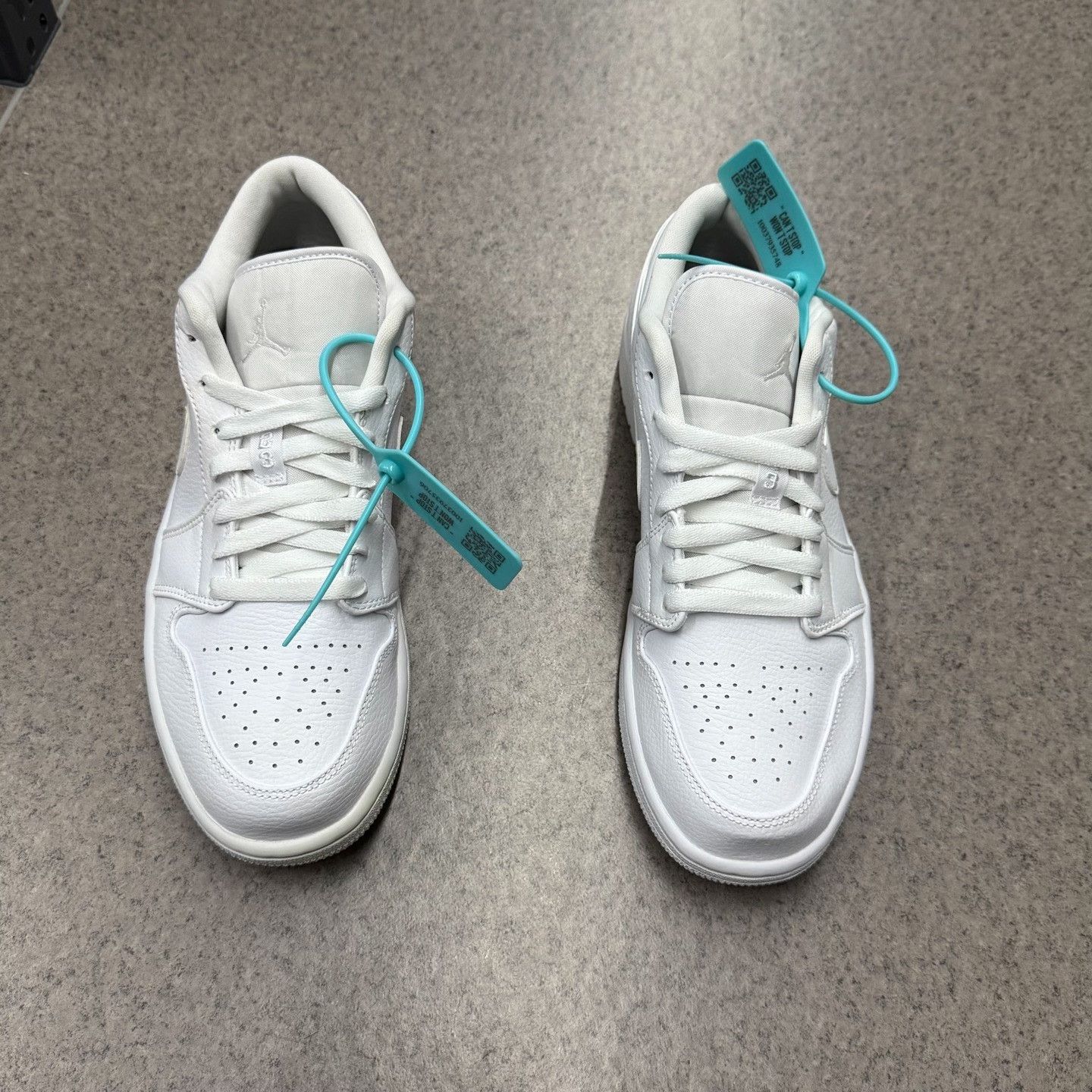 Nike Nike AJ1 White Lowtop Sneakers 9.5 Men Size US 9.5 / EU 42-43 - 2 Thumbnail
