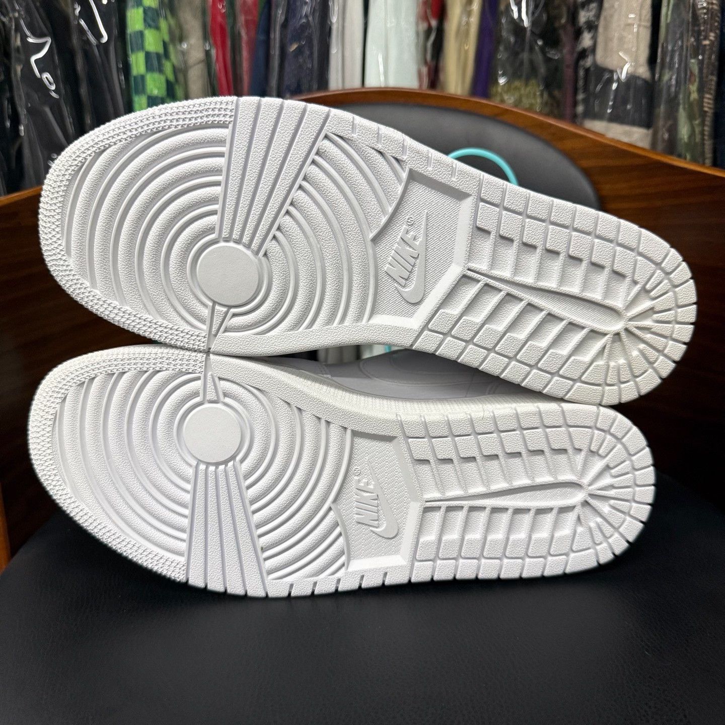 Nike Nike AJ1 White Lowtop Sneakers 9.5 Men Size US 9.5 / EU 42-43 - 8 Thumbnail