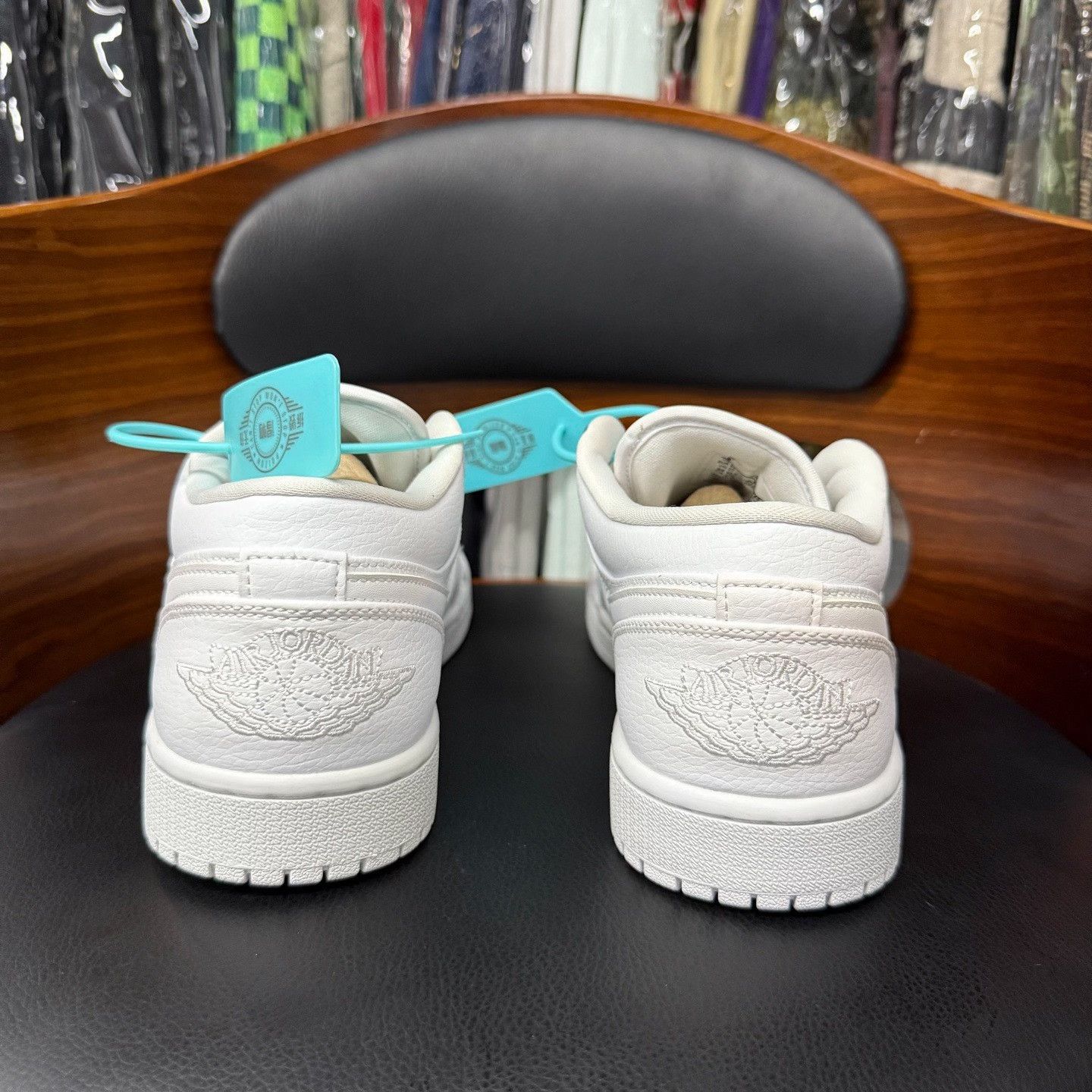 Nike Nike AJ1 White Lowtop Sneakers 9.5 Men Size US 9.5 / EU 42-43 - 3 Thumbnail