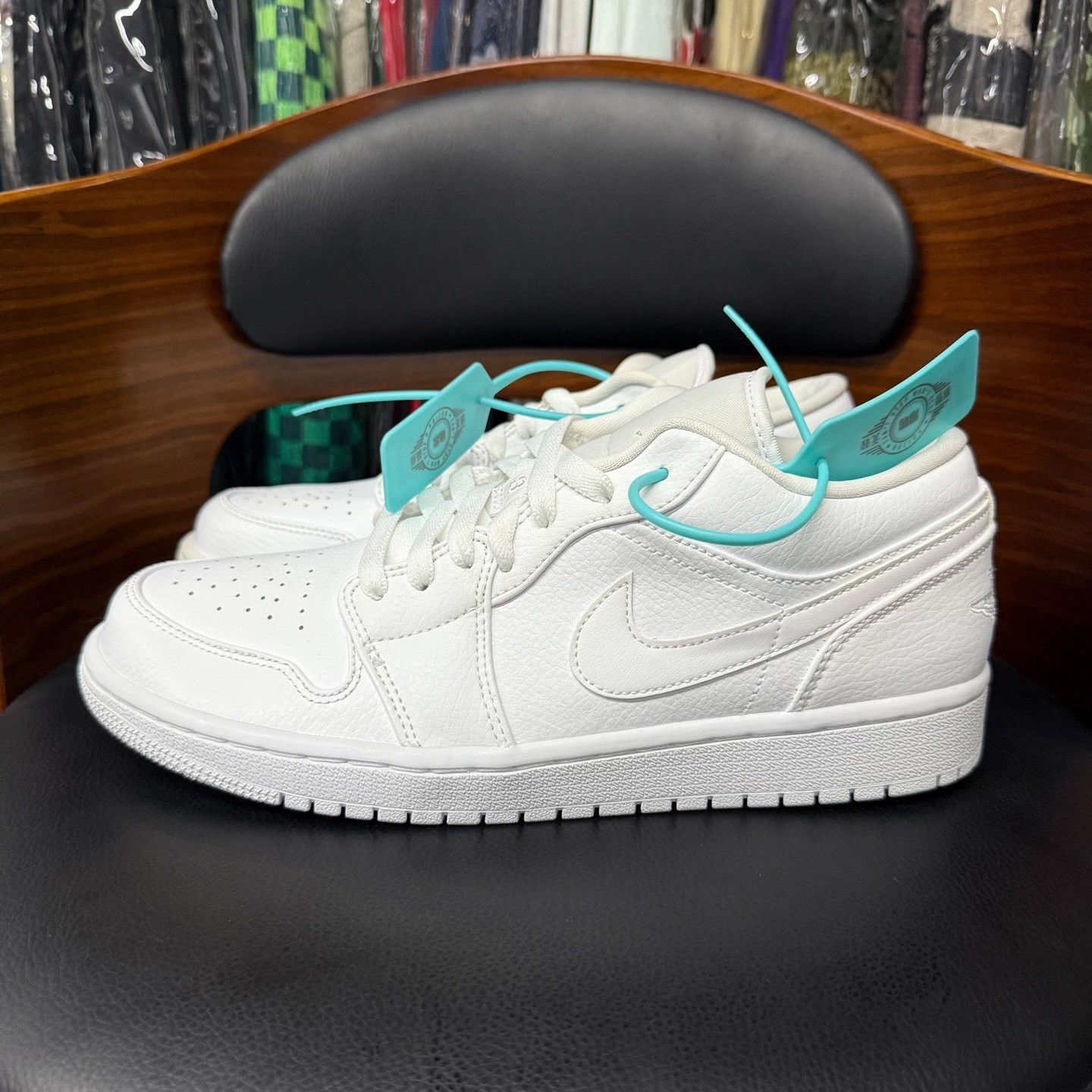 Nike Nike AJ1 White Lowtop Sneakers 9.5 Men Size US 9.5 / EU 42-43 - 5 Thumbnail