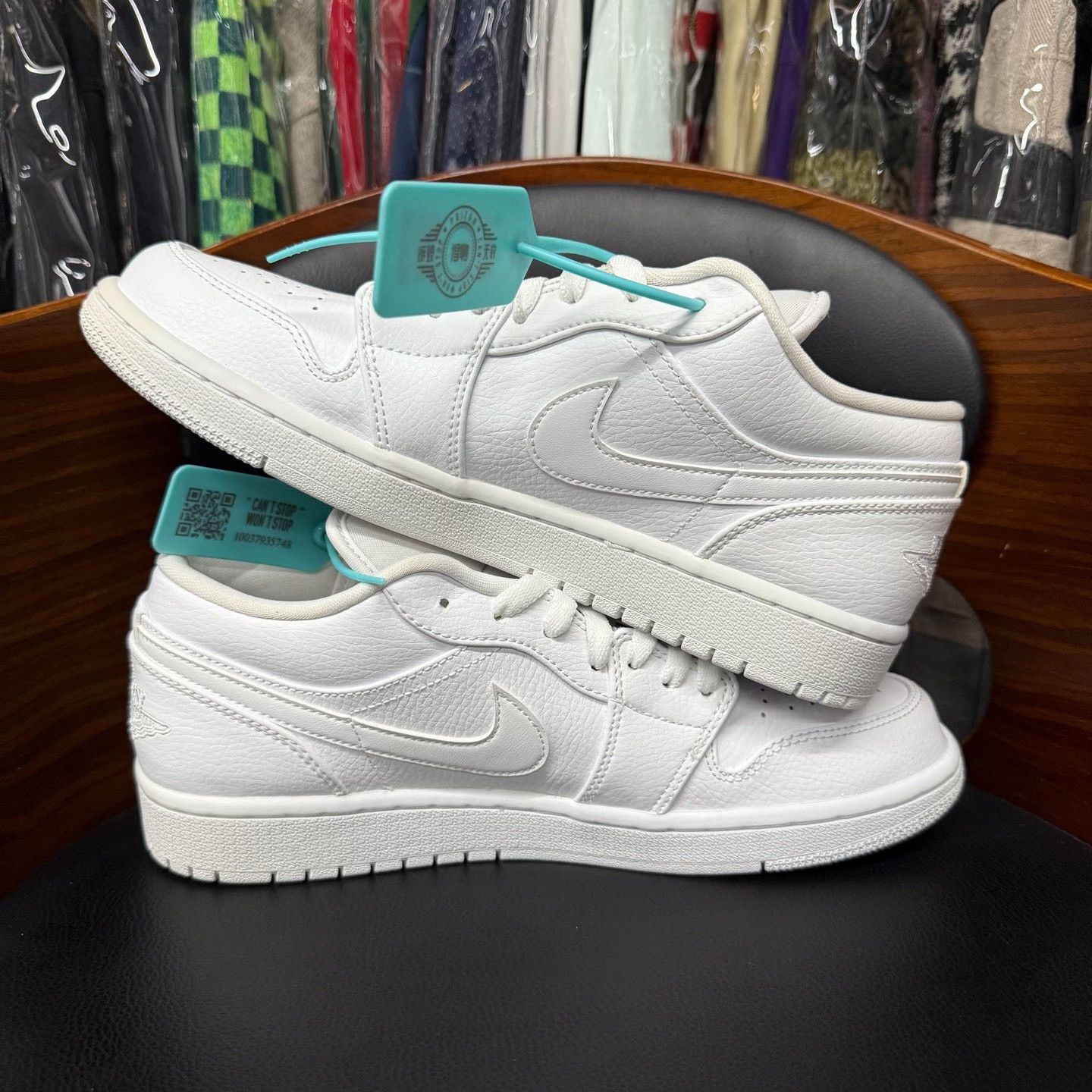 Nike Nike AJ1 White Lowtop Sneakers 9.5 Men Size US 9.5 / EU 42-43 - 6 Thumbnail