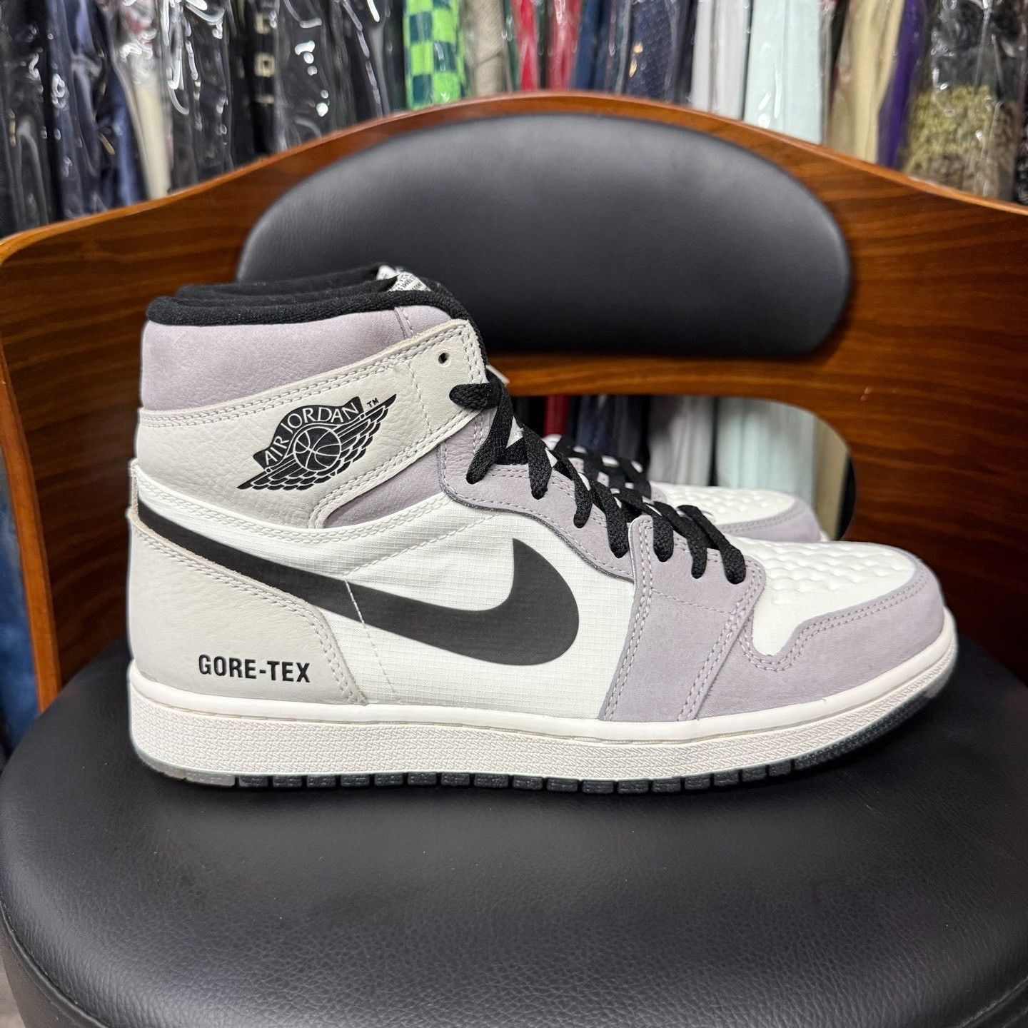 Nike Nike AJ1 White Hitop Sneakers 9.5 Men Size US 9.5 / EU 42-43 - 4 Thumbnail