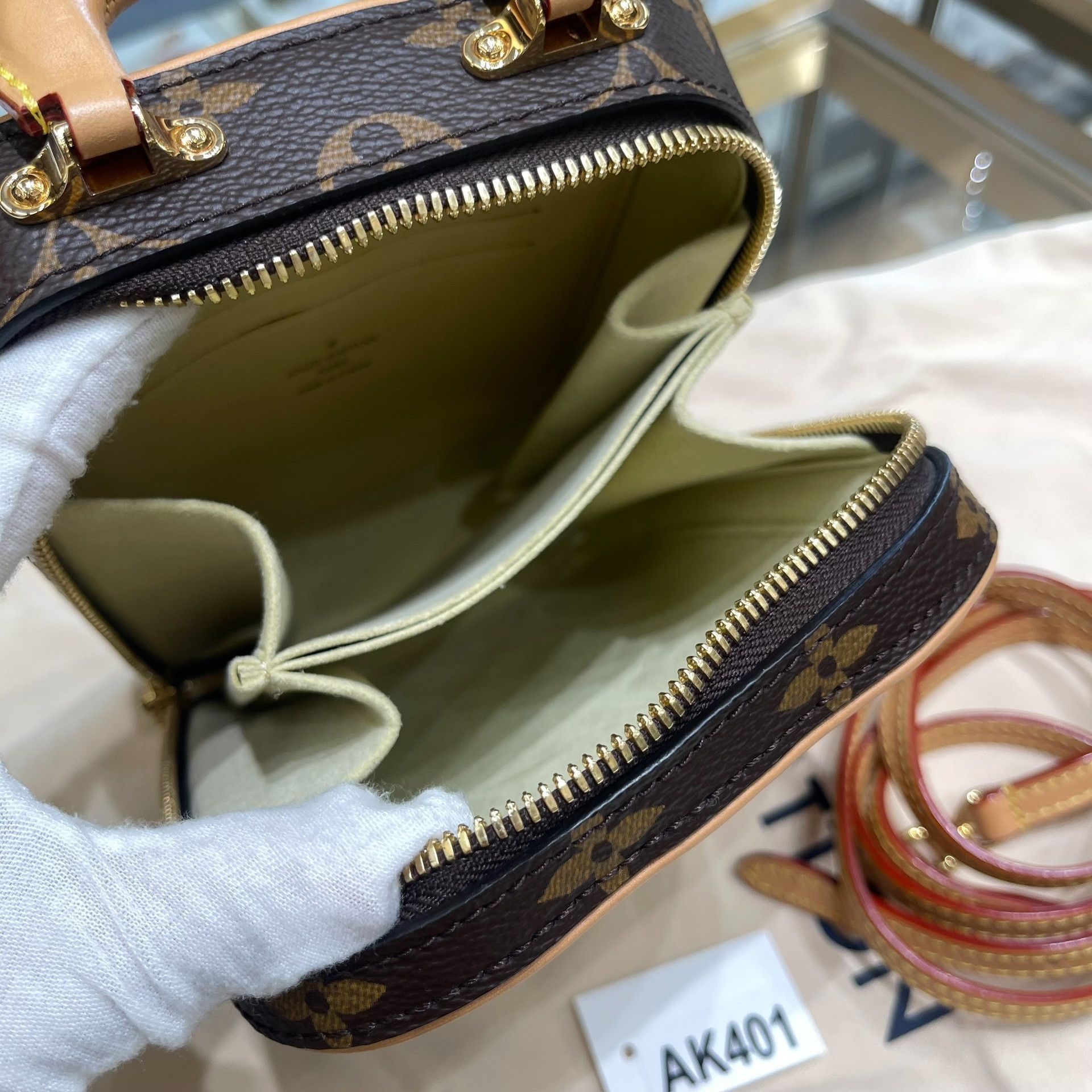 Louis Vuitton Pre-loved Bag Very good condition Size ONE SIZE - 9 Thumbnail