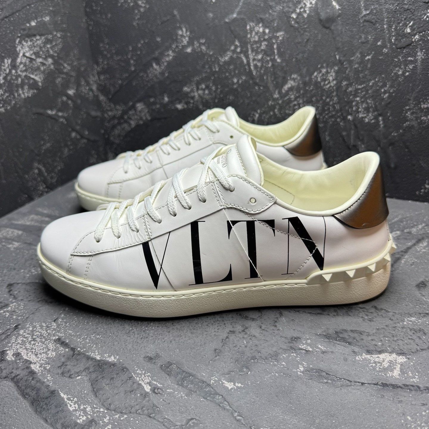 Valentino Valentino White Lowtop Sneakers 8.5 Men Size US 8.5 / EU 41-42 - 2 Thumbnail