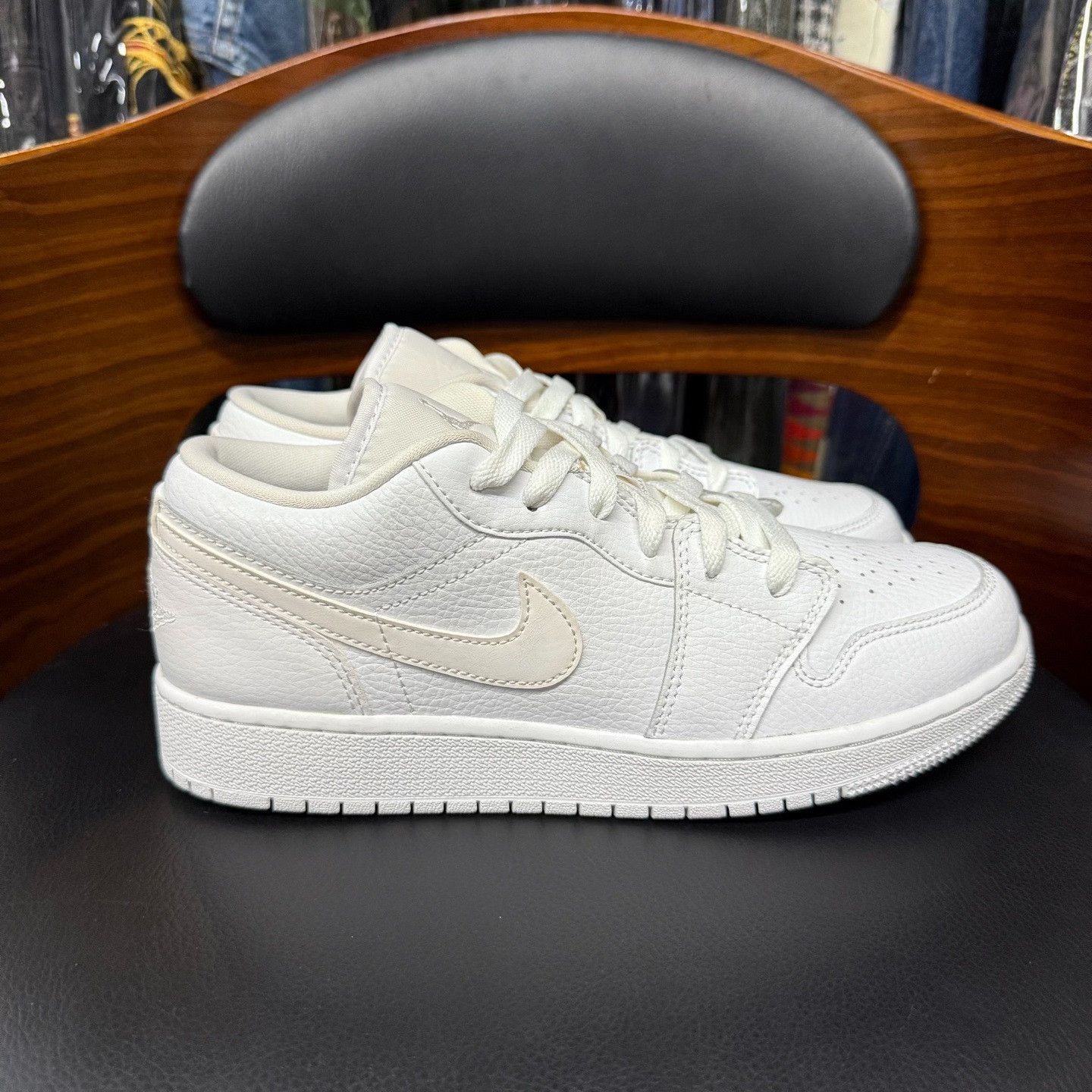 Nike Nike AJ1 White Lowtop Sneakers 6.5 Men Size US 6.5 / EU 39-40 - 4 Thumbnail