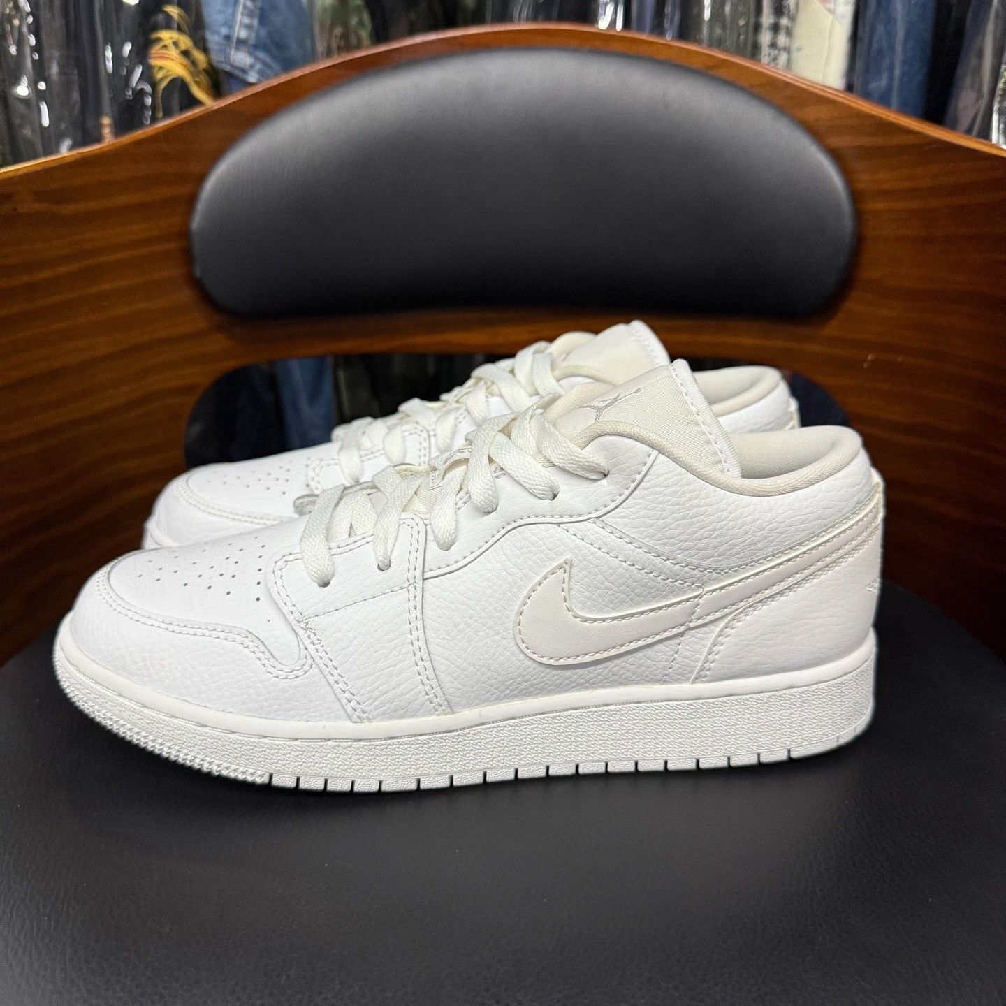 Nike Nike AJ1 White Lowtop Sneakers 6.5 Men Size US 6.5 / EU 39-40 - 6 Thumbnail