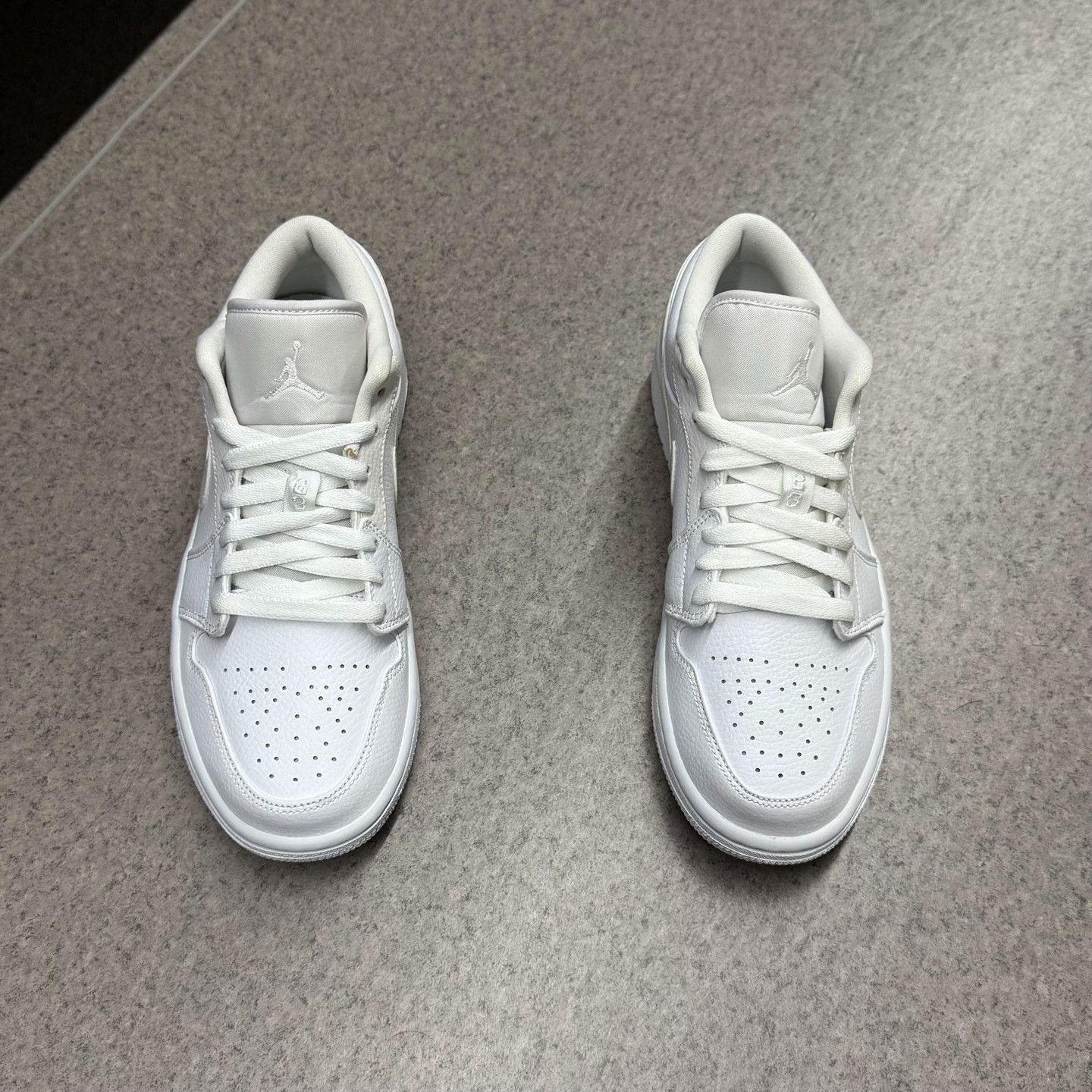 Nike Nike AJ1 White Lowtop Sneakers 7.5 Men Size US 7.5 / EU 40-41 - 4 Thumbnail