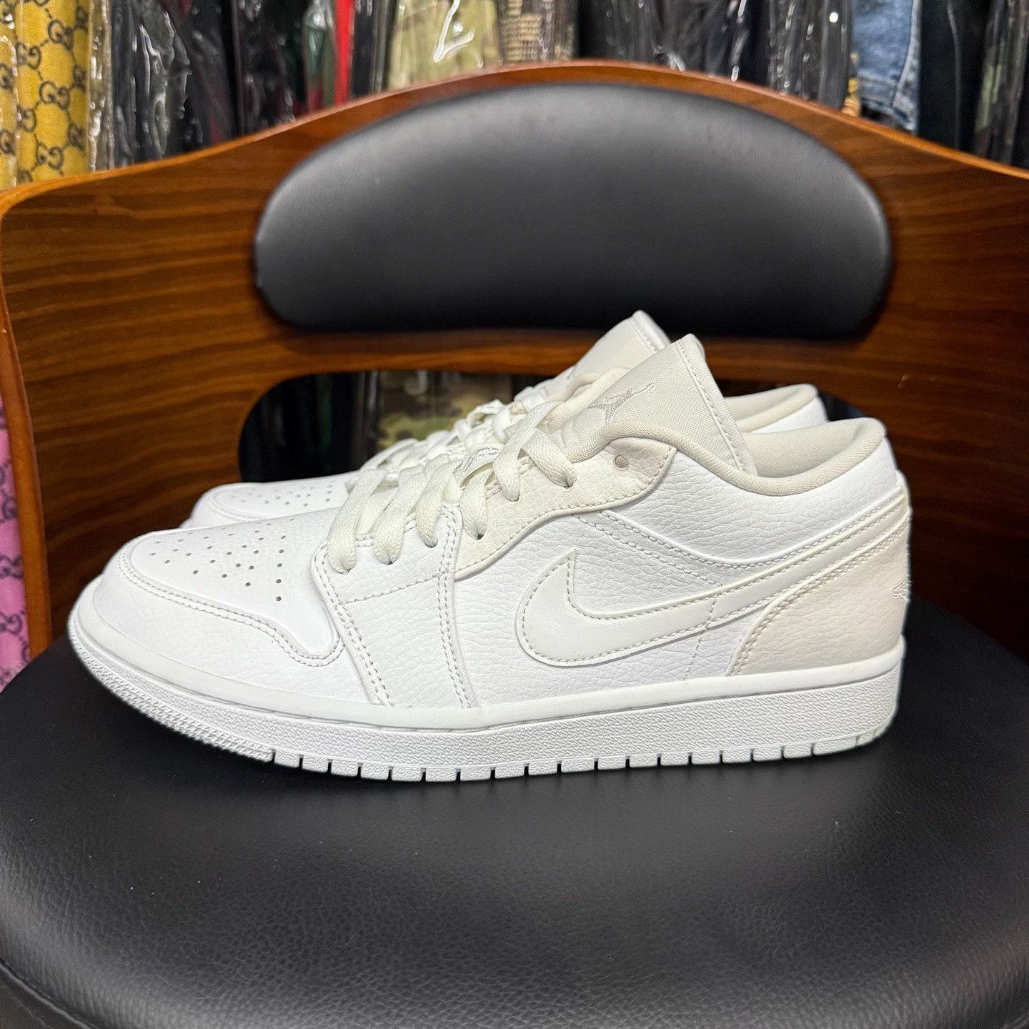 Nike Nike AJ1 White Lowtop Sneakers 7.5 Men Size US 7.5 / EU 40-41 - 6 Thumbnail