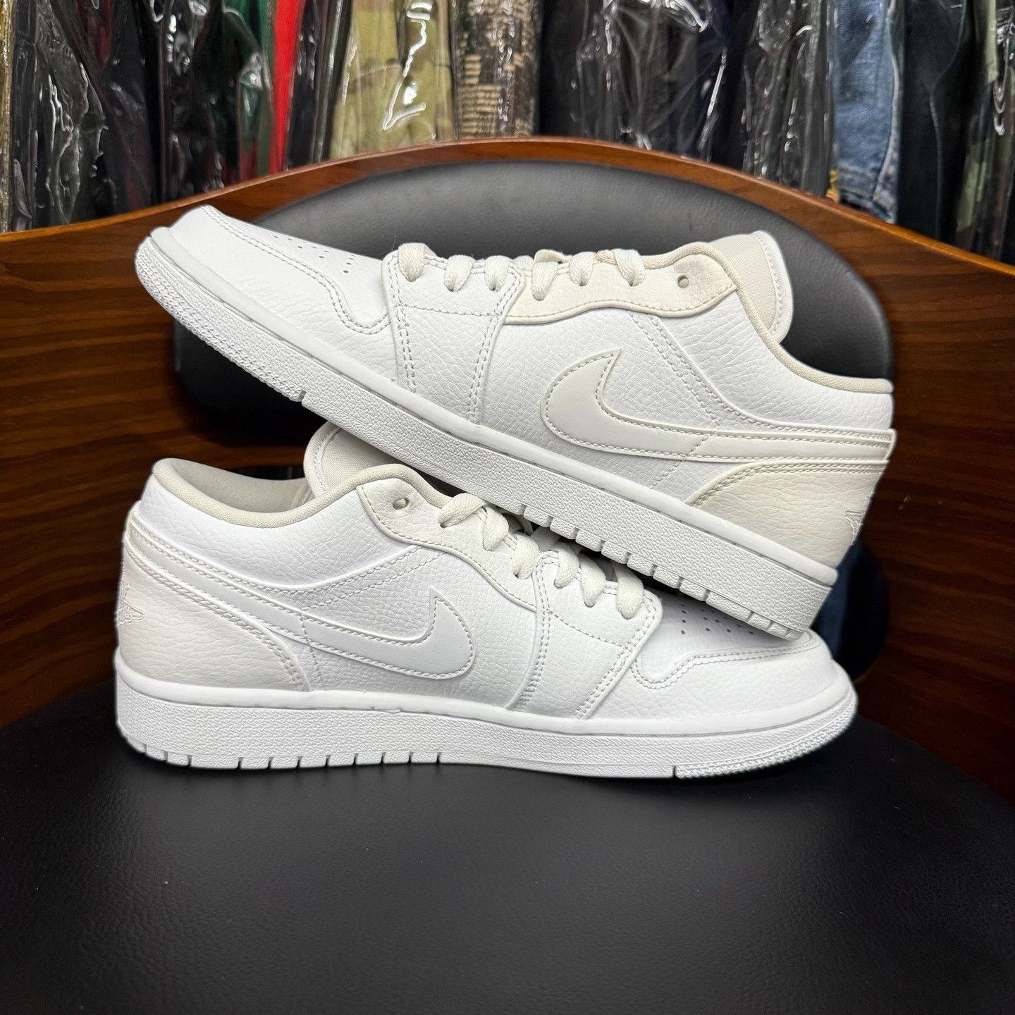 Nike Nike AJ1 White Lowtop Sneakers 7.5 Men Size US 7.5 / EU 40-41 - 7 Thumbnail
