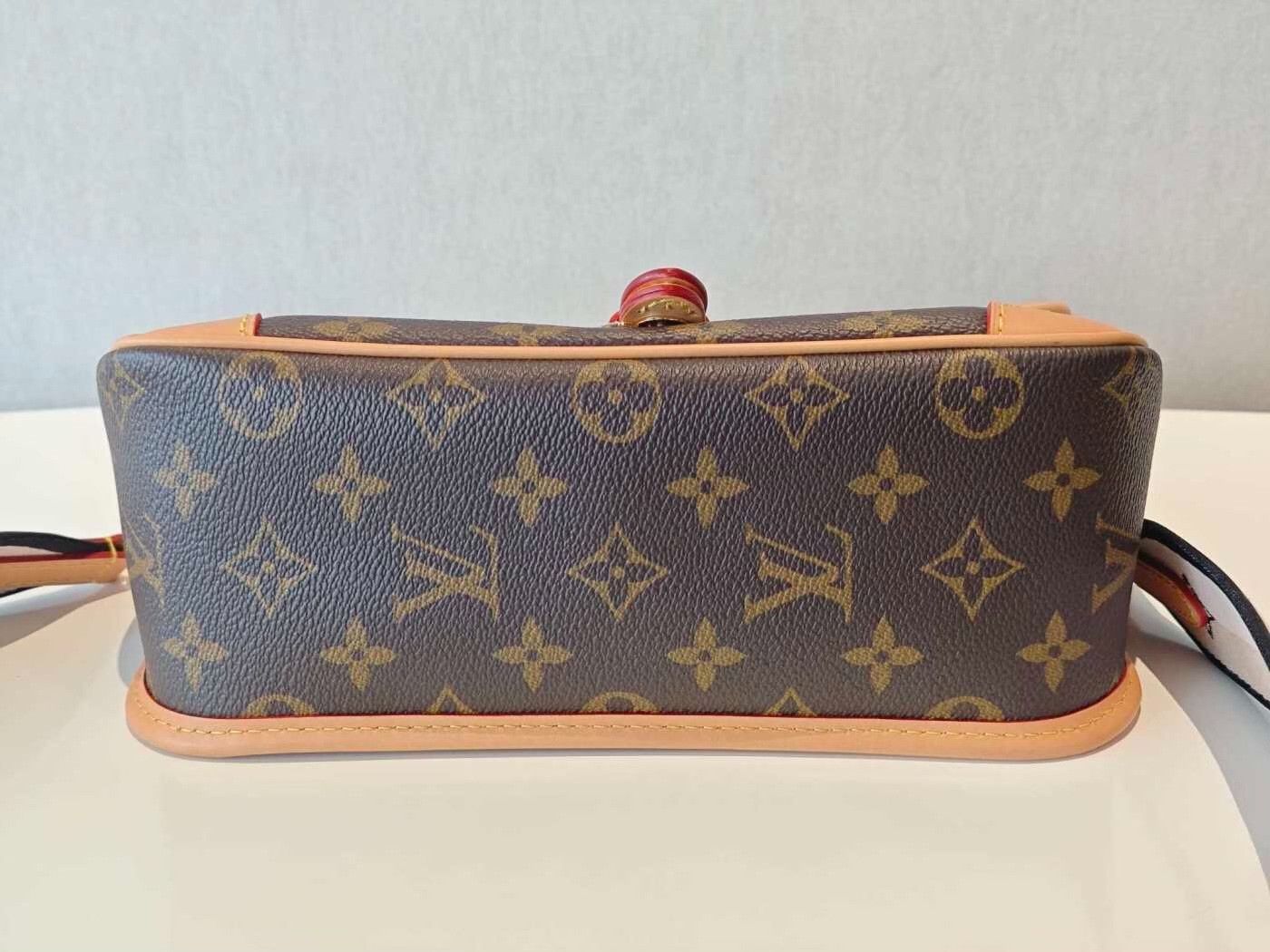 Louis Vuitton Pre-loved Bag Very good condition Size ONE SIZE - 5 Thumbnail