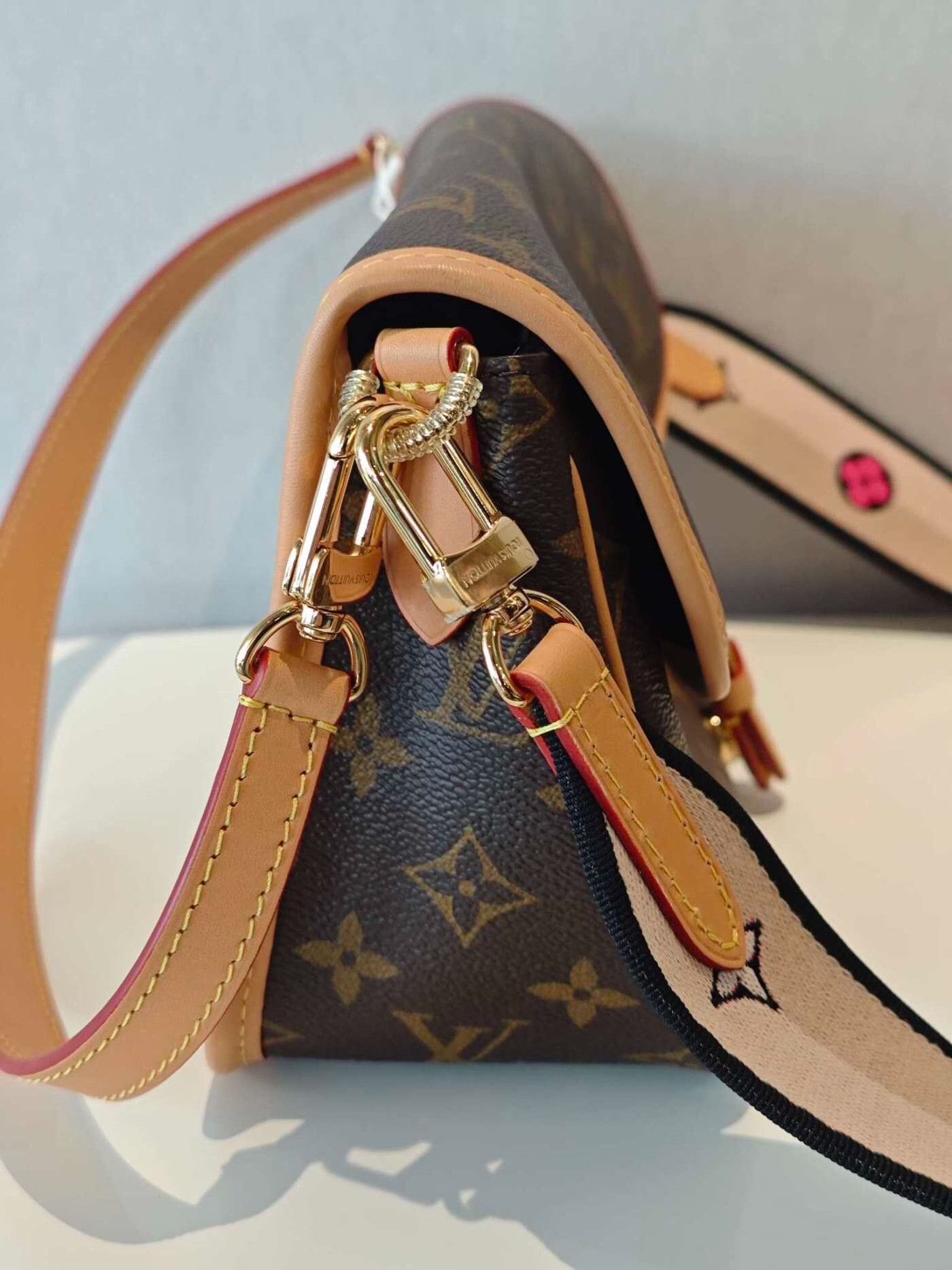 Louis Vuitton Pre-loved Bag Very good condition Size ONE SIZE - 4 Thumbnail