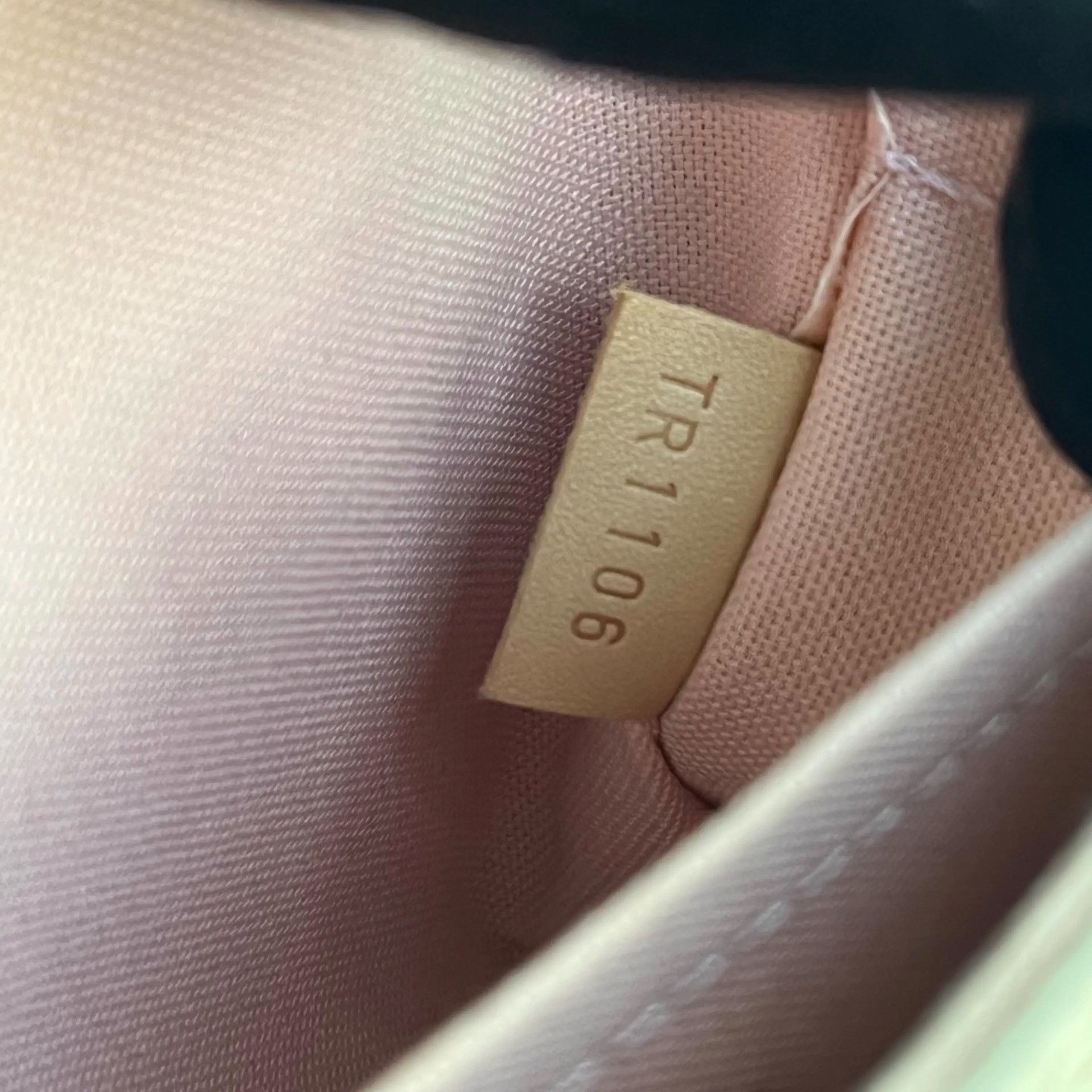 Louis Vuitton Pre-loved Bag Very good condition Size ONE SIZE - 9 Thumbnail