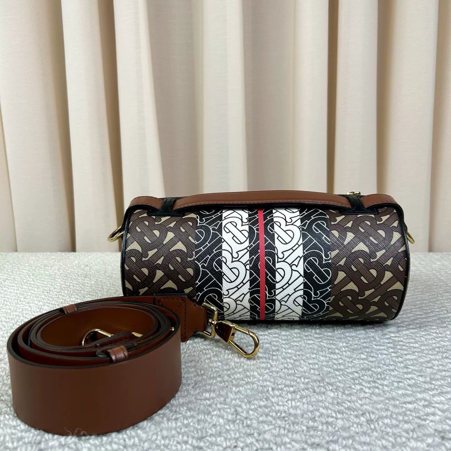 Burberry Pre-loved Bag Very good condition Size ONE SIZE - 2 Thumbnail