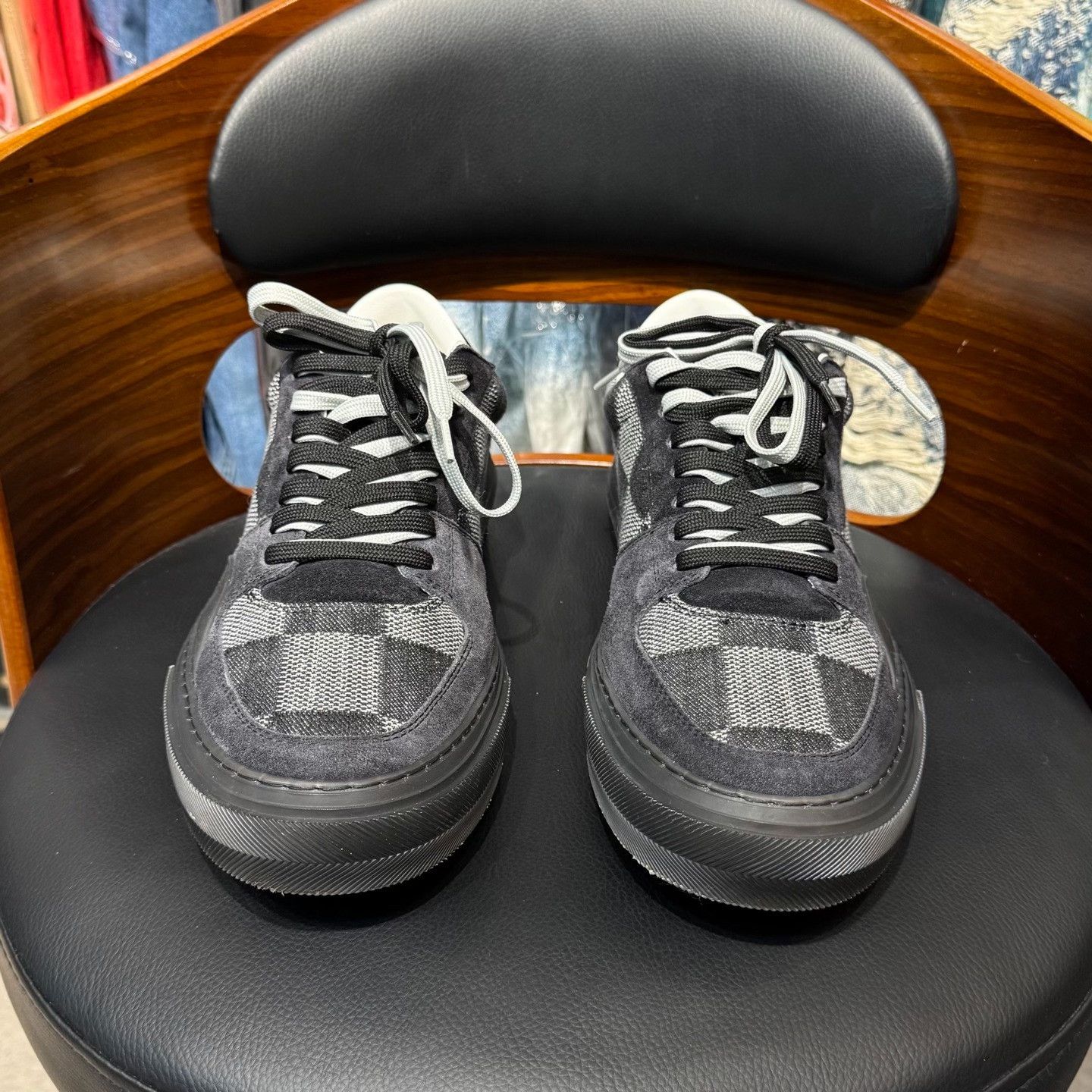 Louis Vuitton Louis Vuitton Checkered Black Lowtop Sneakers 42 Men Size US 9 / EU 42 - 3 Thumbnail