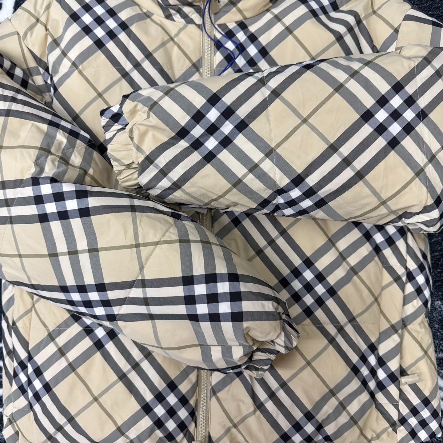 Burberry Burberry Down Plaid Down Jacket M Women Size M / US 6-8 / IT 42-44 - 2 Thumbnail