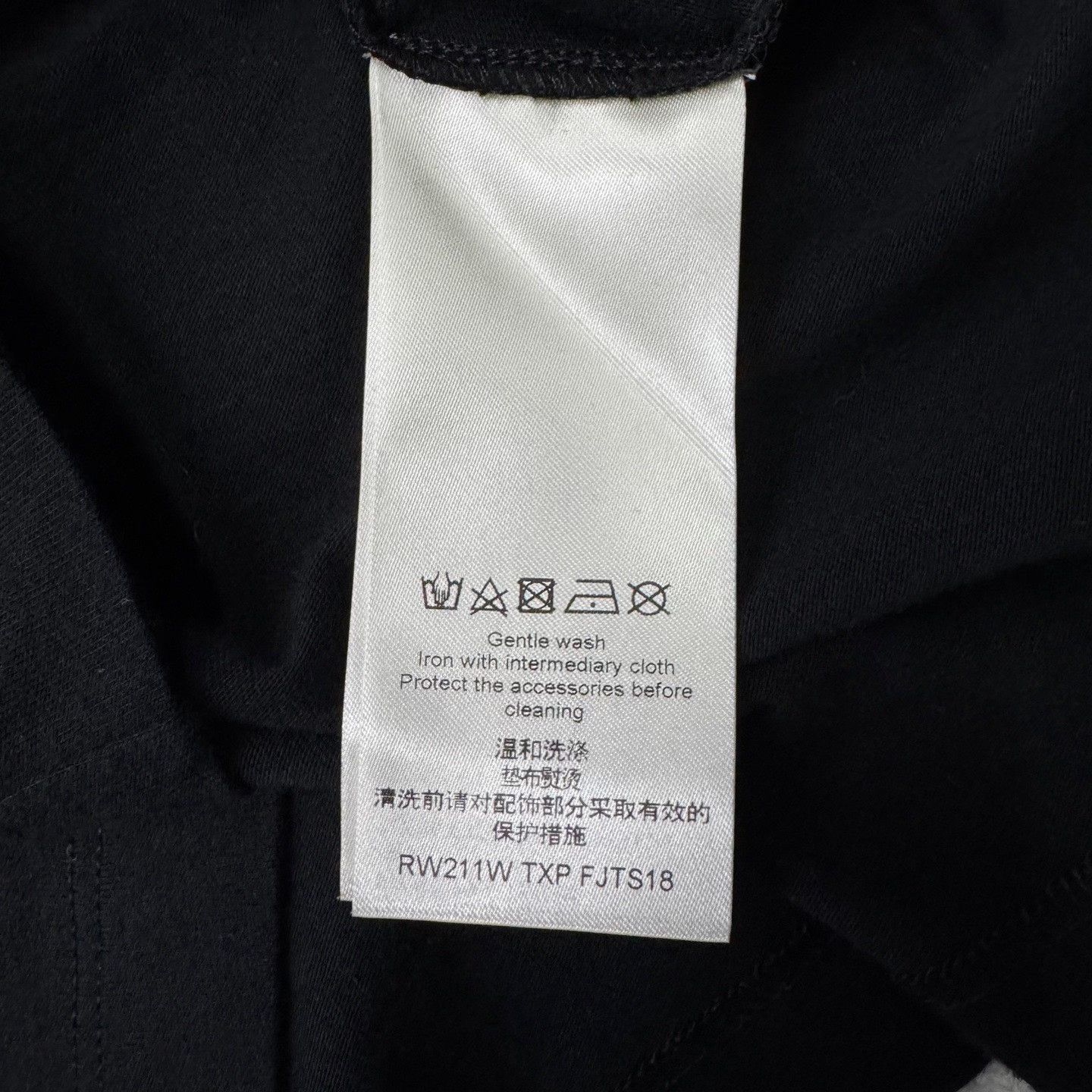 Louis Vuitton Louis Vuitton Metallic Printed Black T-Shirt S Women Size S / US 4 / IT 40 - 4 Thumbnail