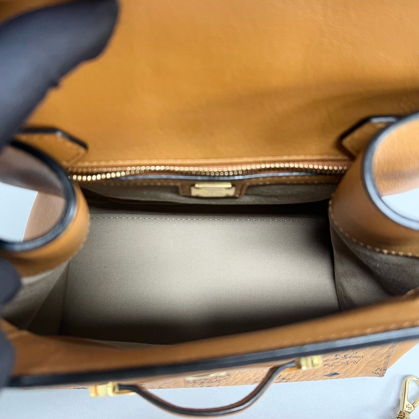 MCM Pre-loved Bag Very good condition Size ONE SIZE - 9 Thumbnail