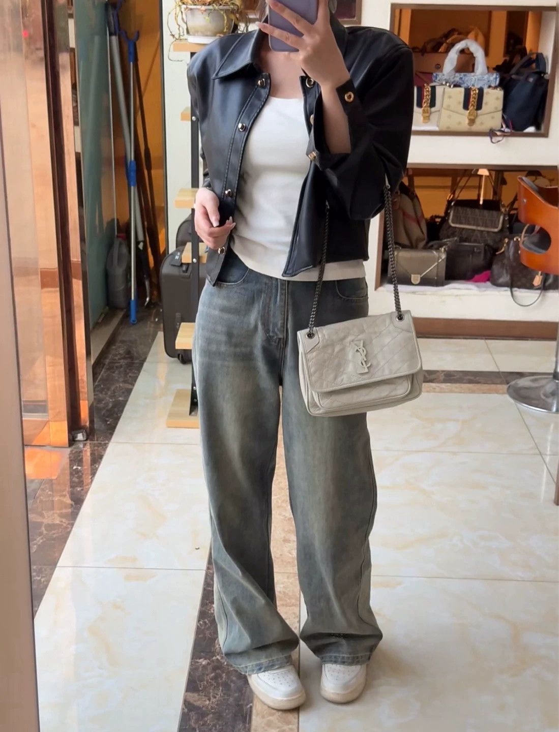 Saint Laurent Paris Pre-loved Bag Very good condition Size ONE SIZE - 5 Thumbnail