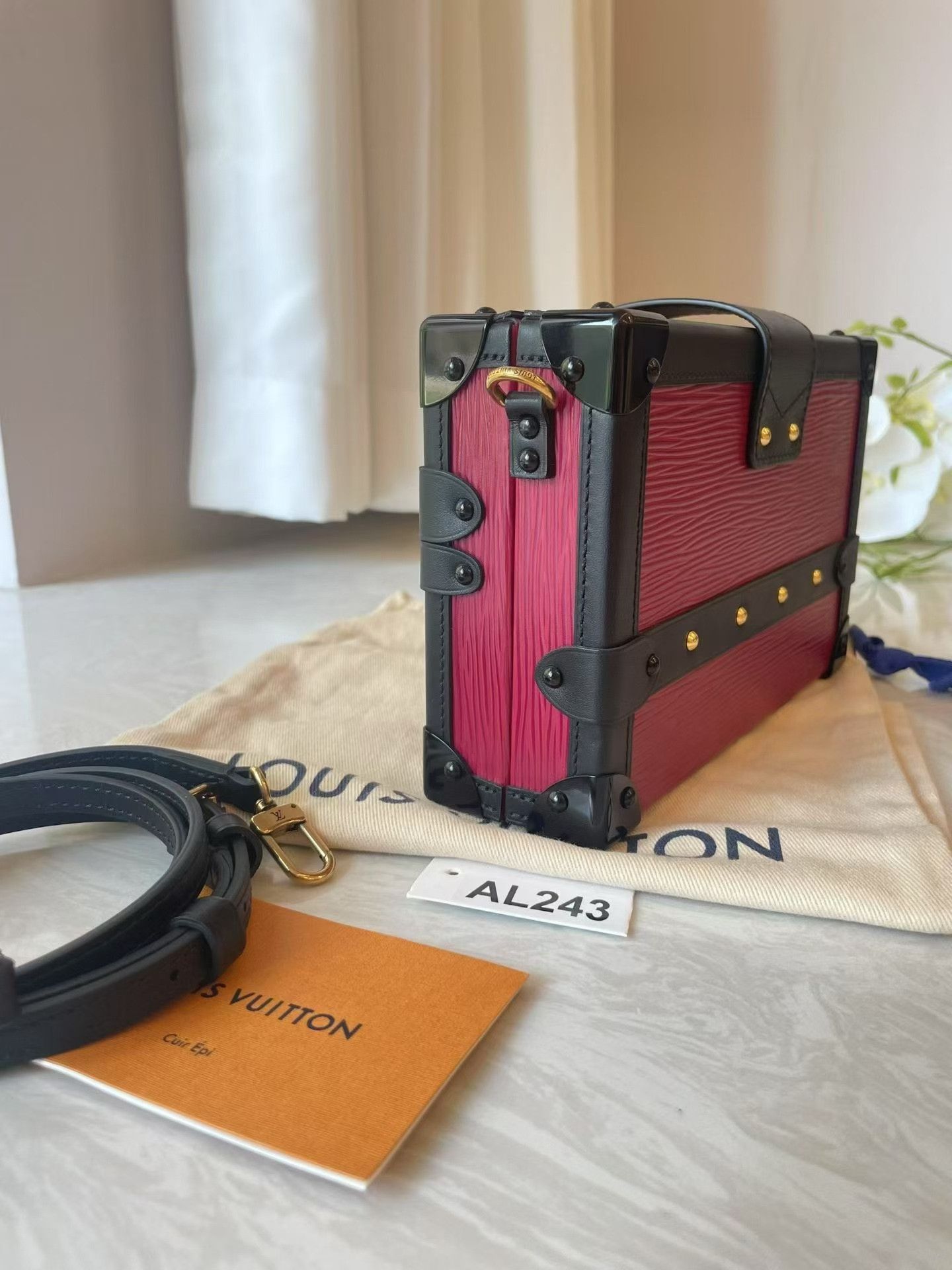 Louis Vuitton Pre-loved Bag Brand new condition Size ONE SIZE - 4 Thumbnail