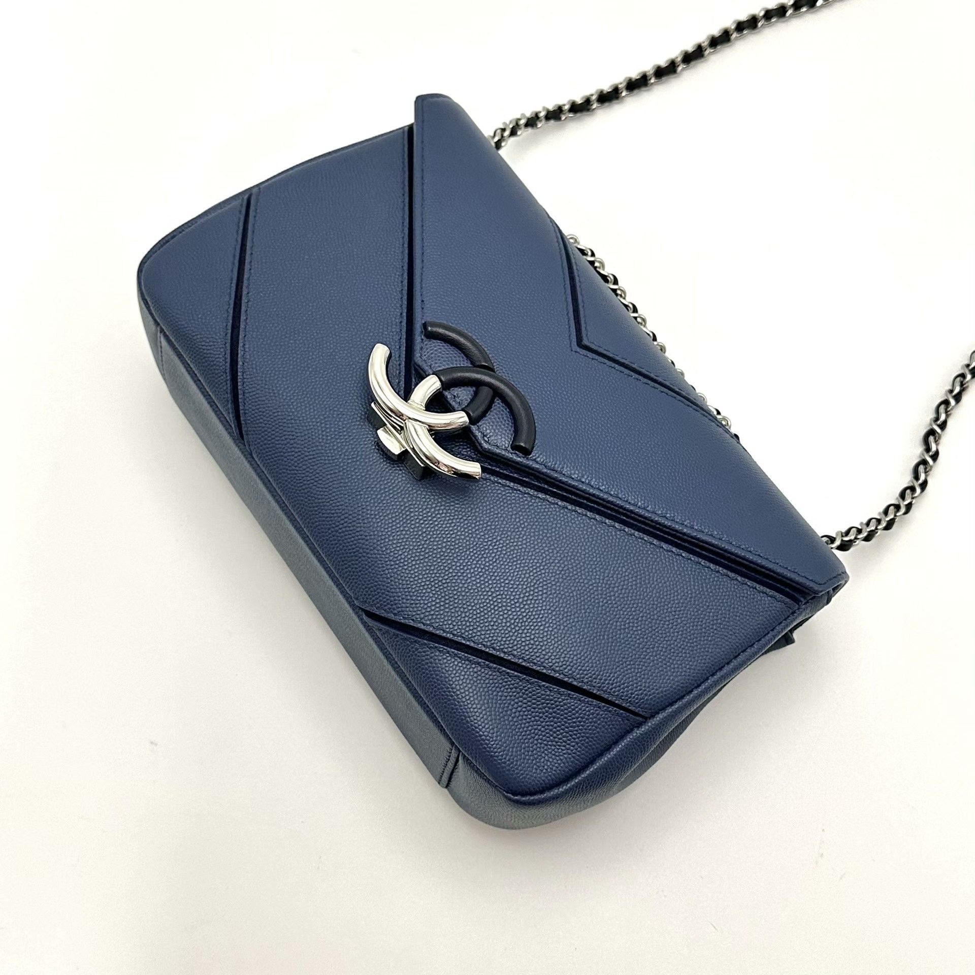 Chanel Pre-loved Bag Very good condition Size ONE SIZE - 5 Thumbnail