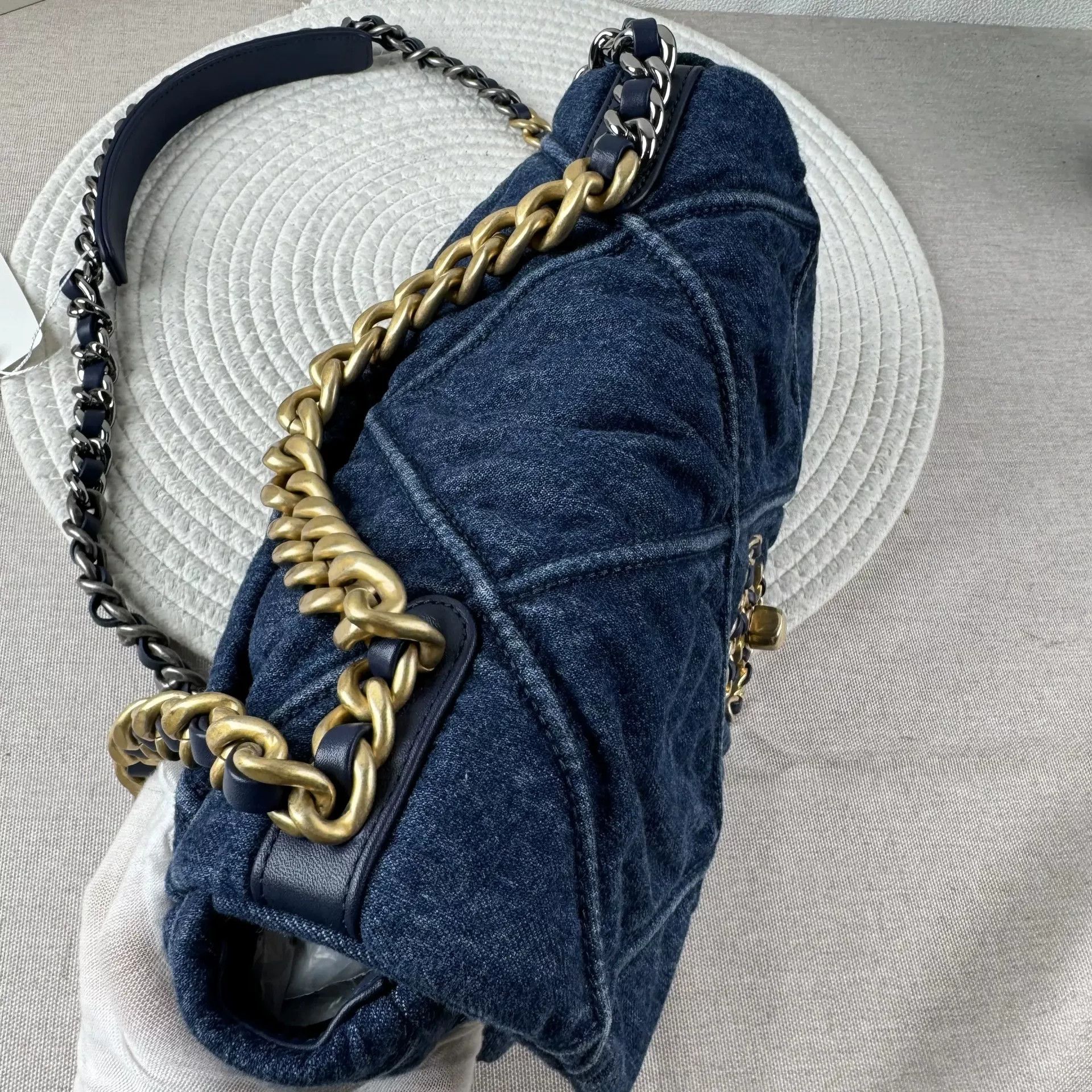 Chanel Pre-loved Bag Very good condition Size ONE SIZE - 2 Thumbnail