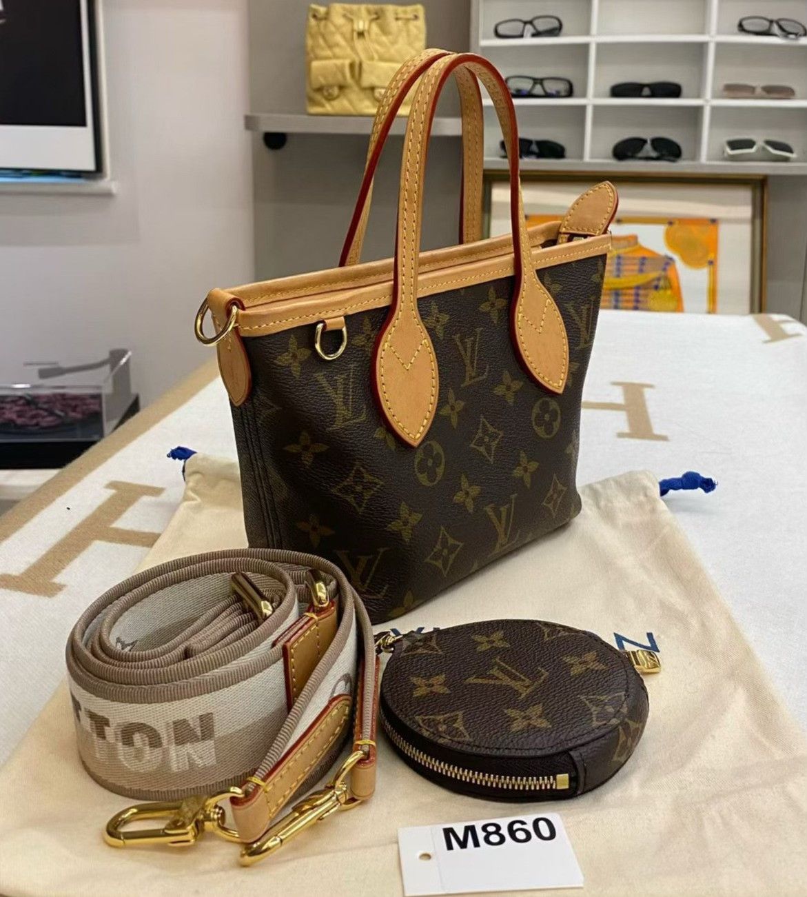 Louis Vuitton Pre-loved Bag Very good condition Size ONE SIZE - 4 Thumbnail