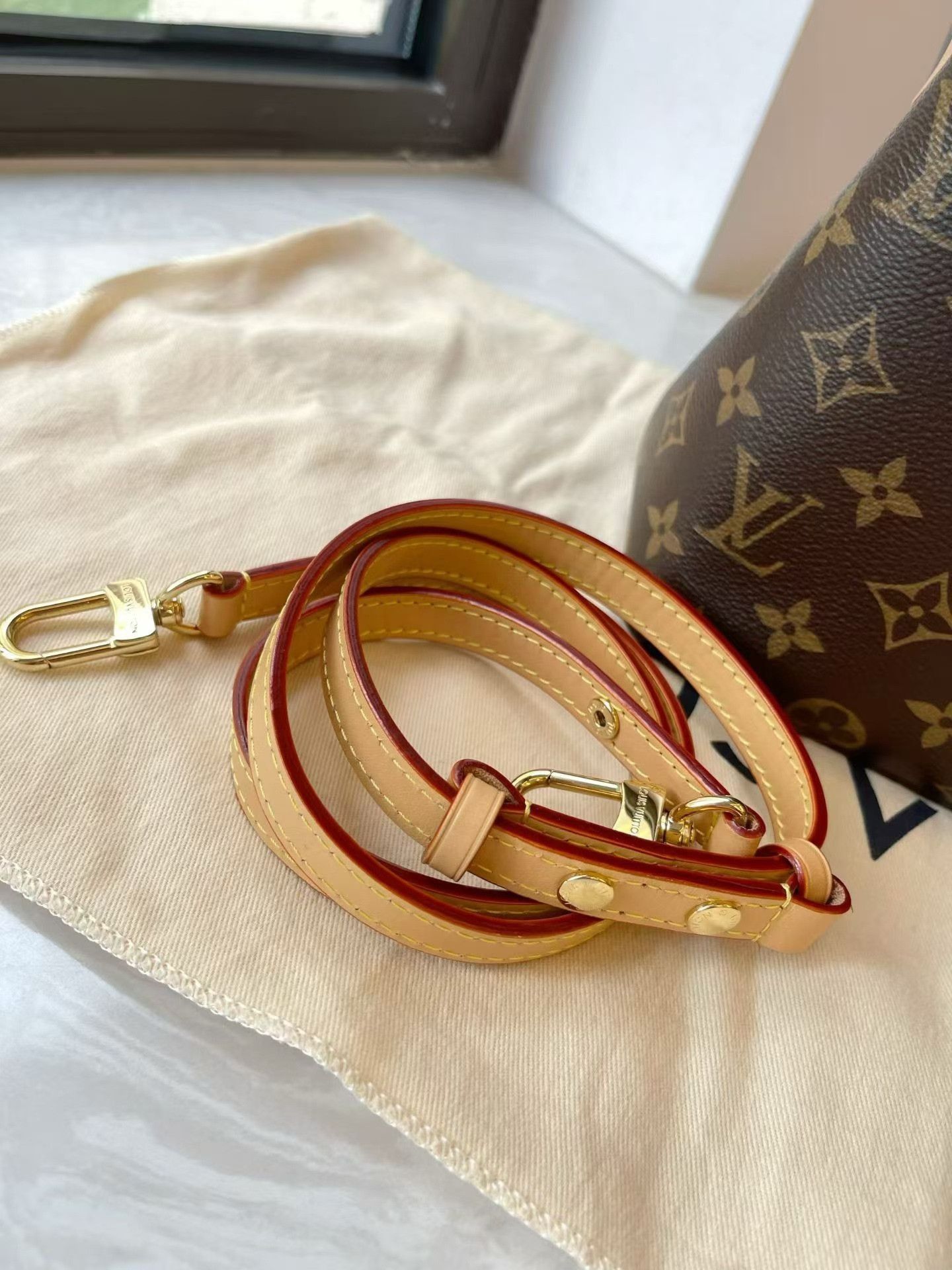 Louis Vuitton Pre-loved Bag Very good condition Size ONE SIZE - 4 Thumbnail