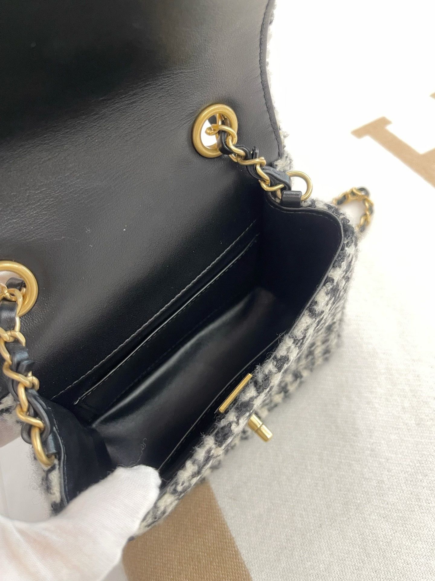 Chanel Pre-loved Bag Very good condition Size ONE SIZE - 8 Thumbnail