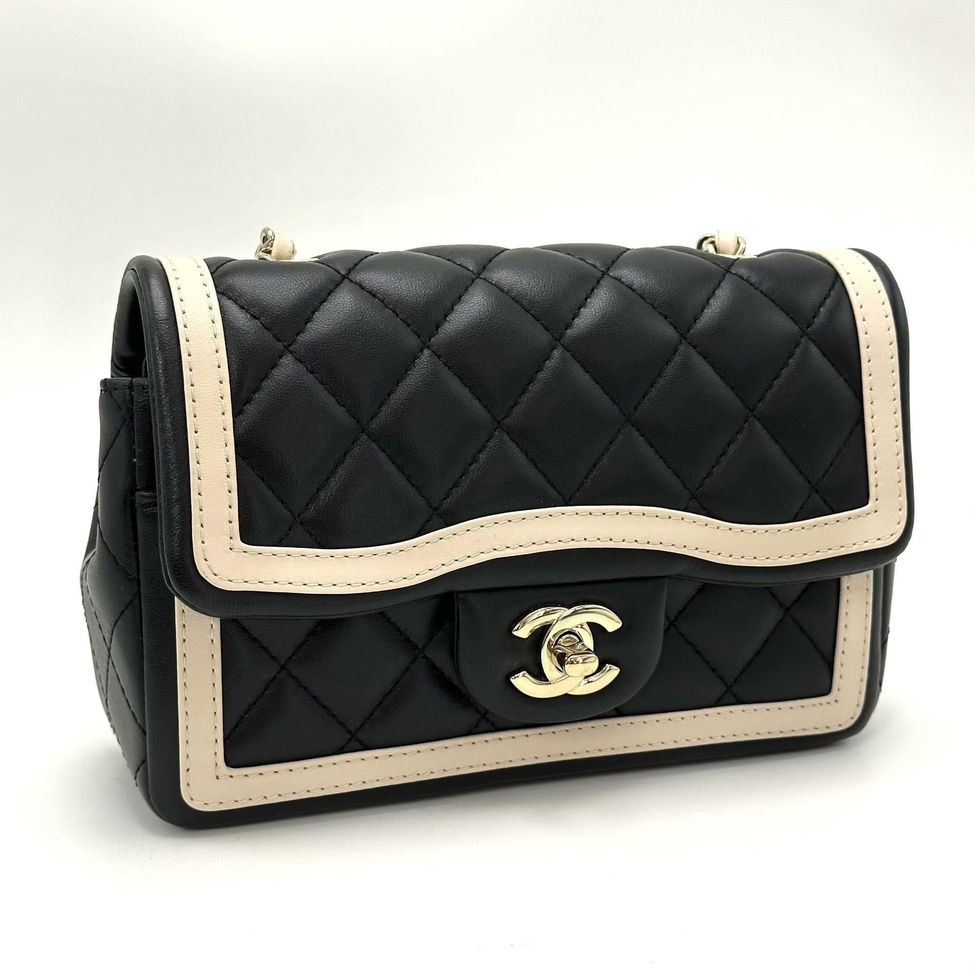 Chanel Pre-loved Bag Very good condition Size ONE SIZE - 2 Thumbnail