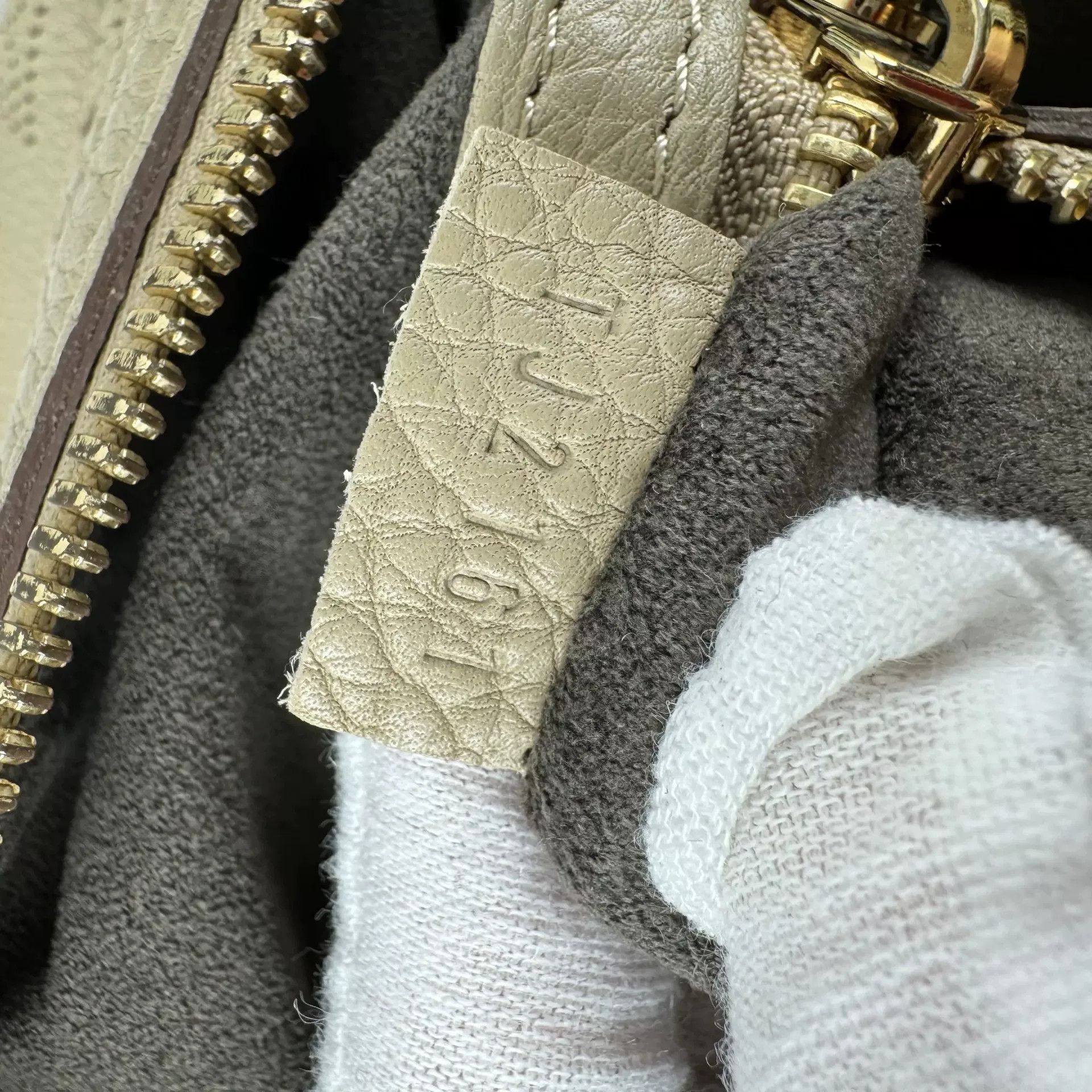 Louis Vuitton Pre-loved Bag Very good condition Size ONE SIZE - 9 Thumbnail